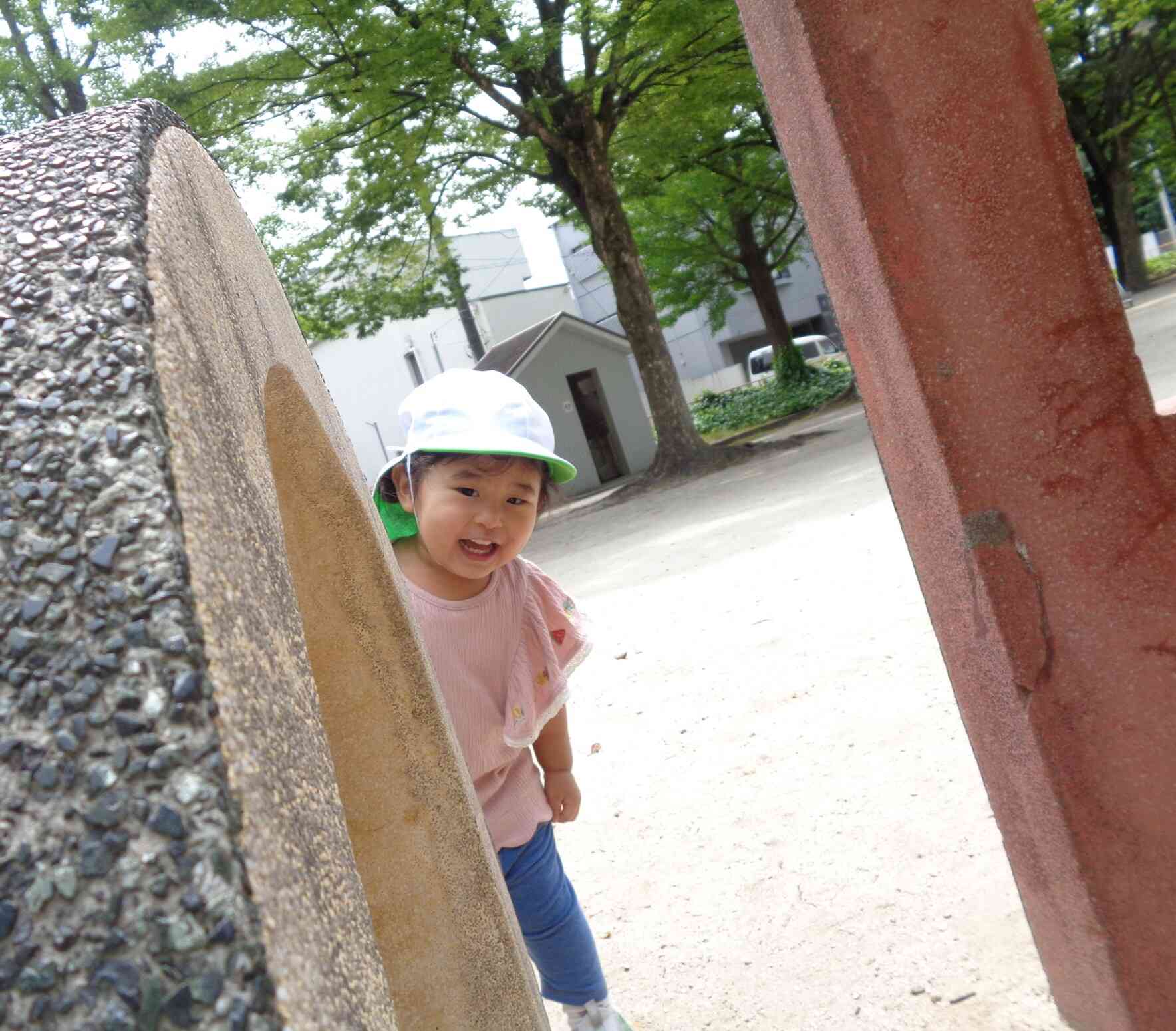 遊具から「ばあ!」
