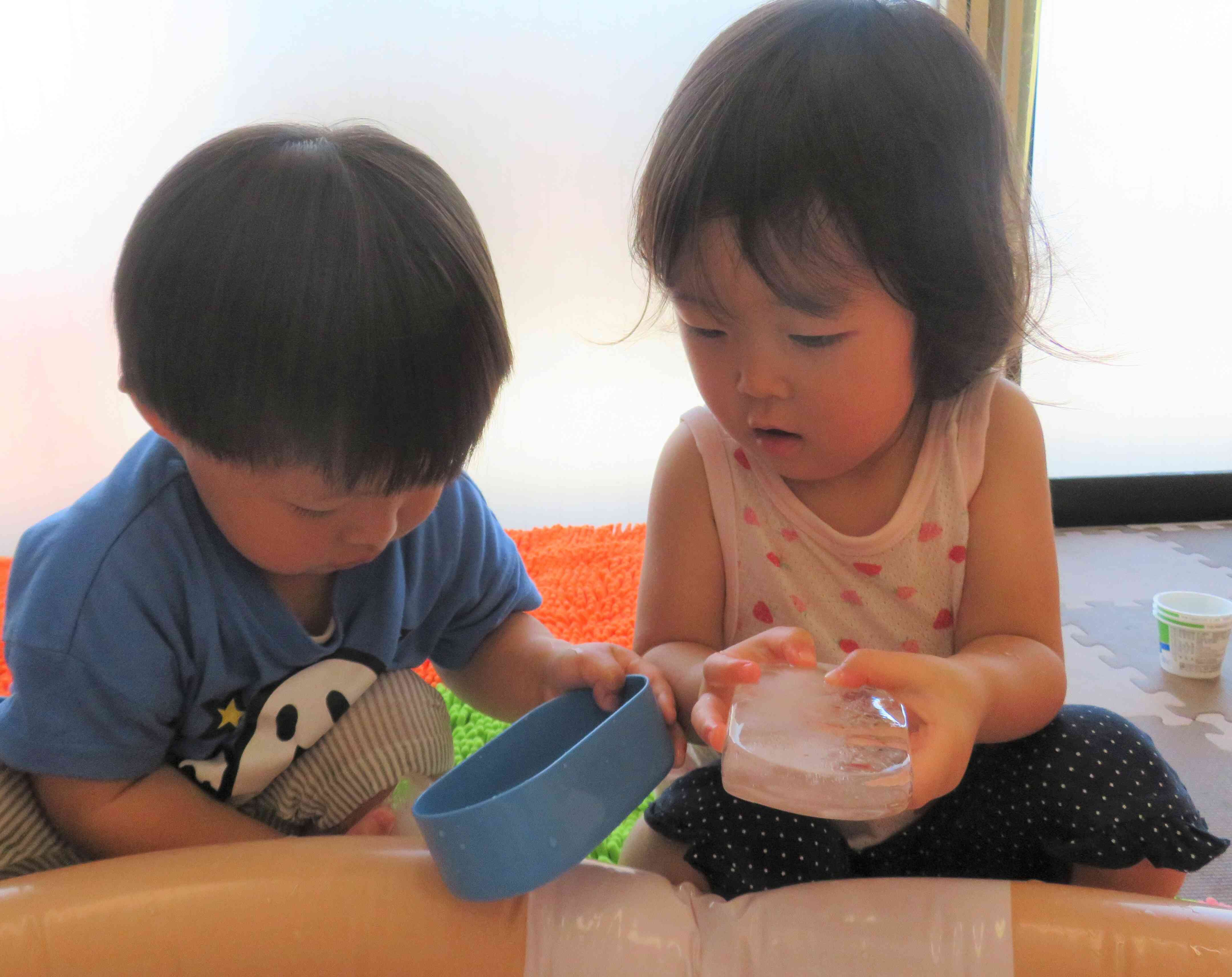 子どもたちのわくわく氷あそび