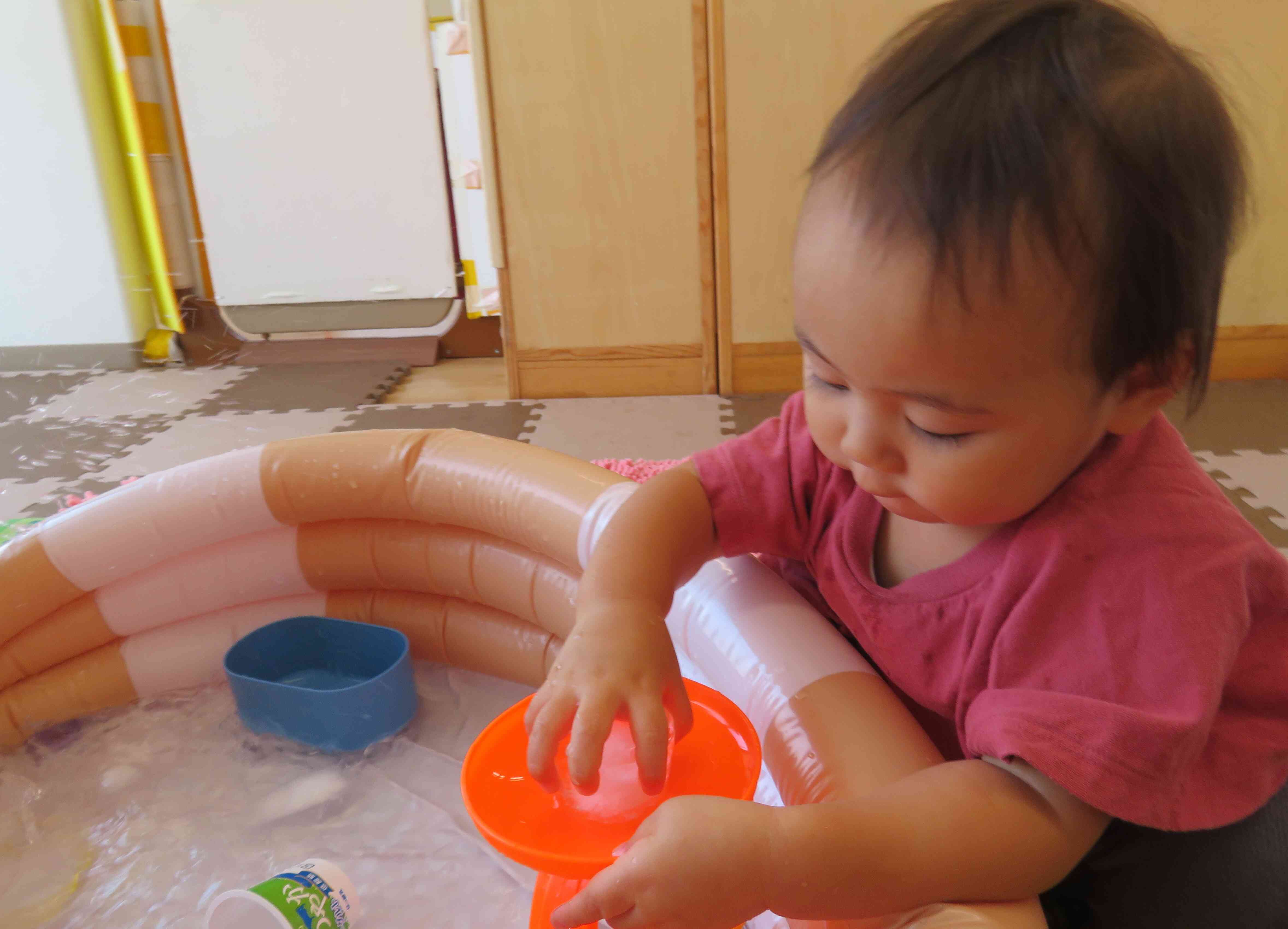 ひんやり気持ちいい氷遊び