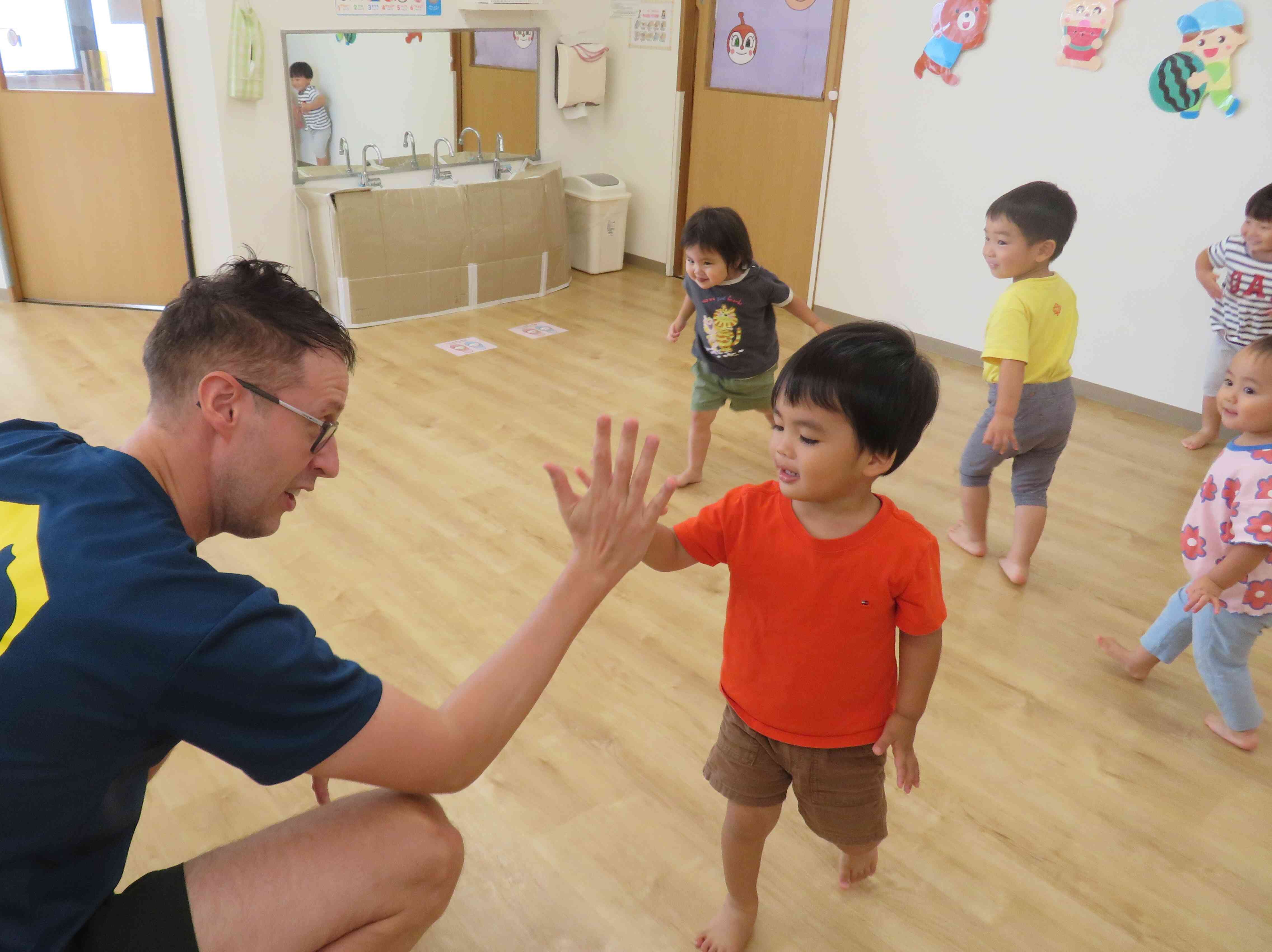 体を動かして楽しく英会話