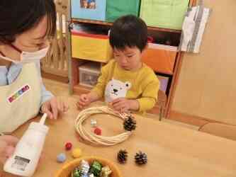 ニコニコ笑顔でリース作り