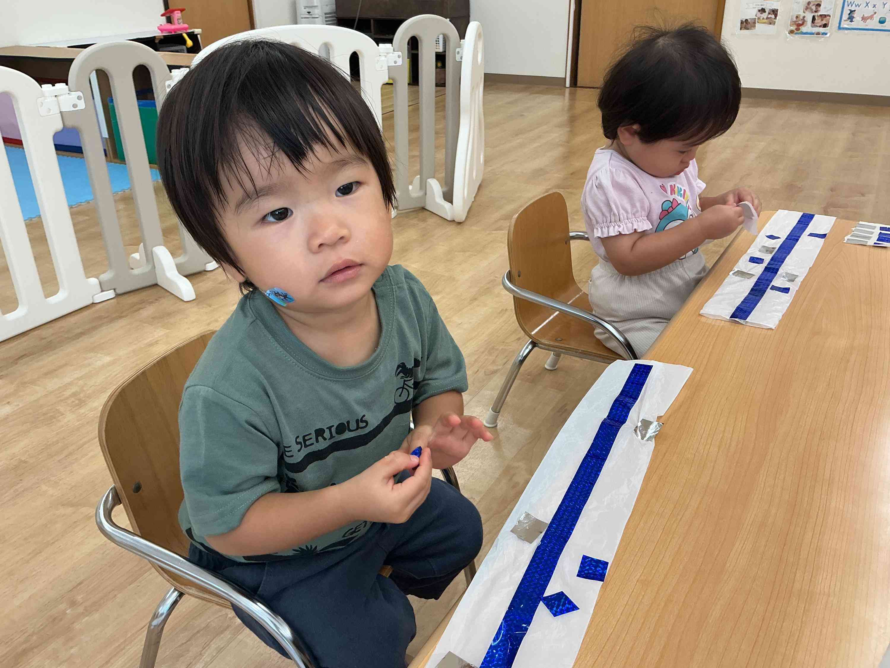 シールをペタペタ♪