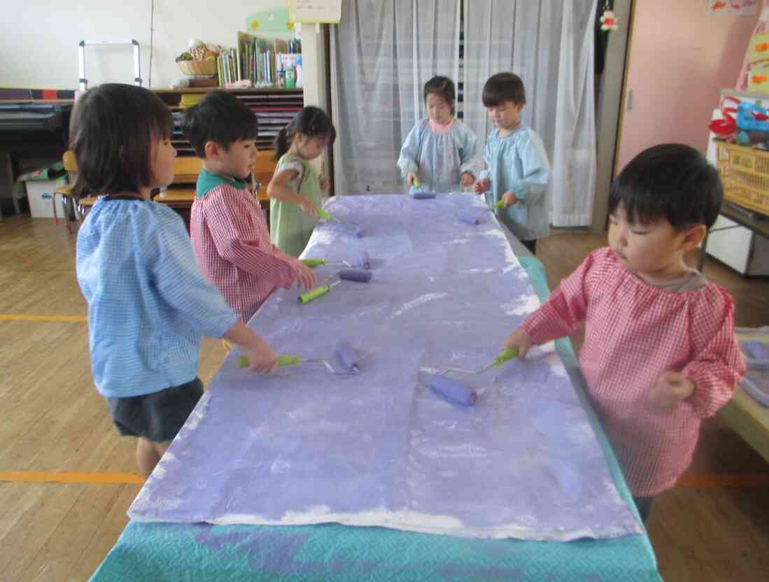 大きな横断幕に色を塗るよ!