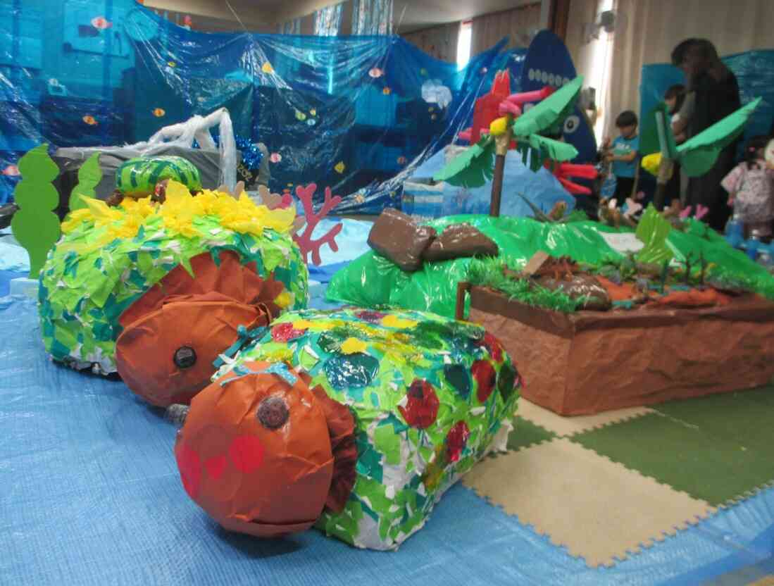 年長さんの制作、海の世界。カメの首が動くんだよ！