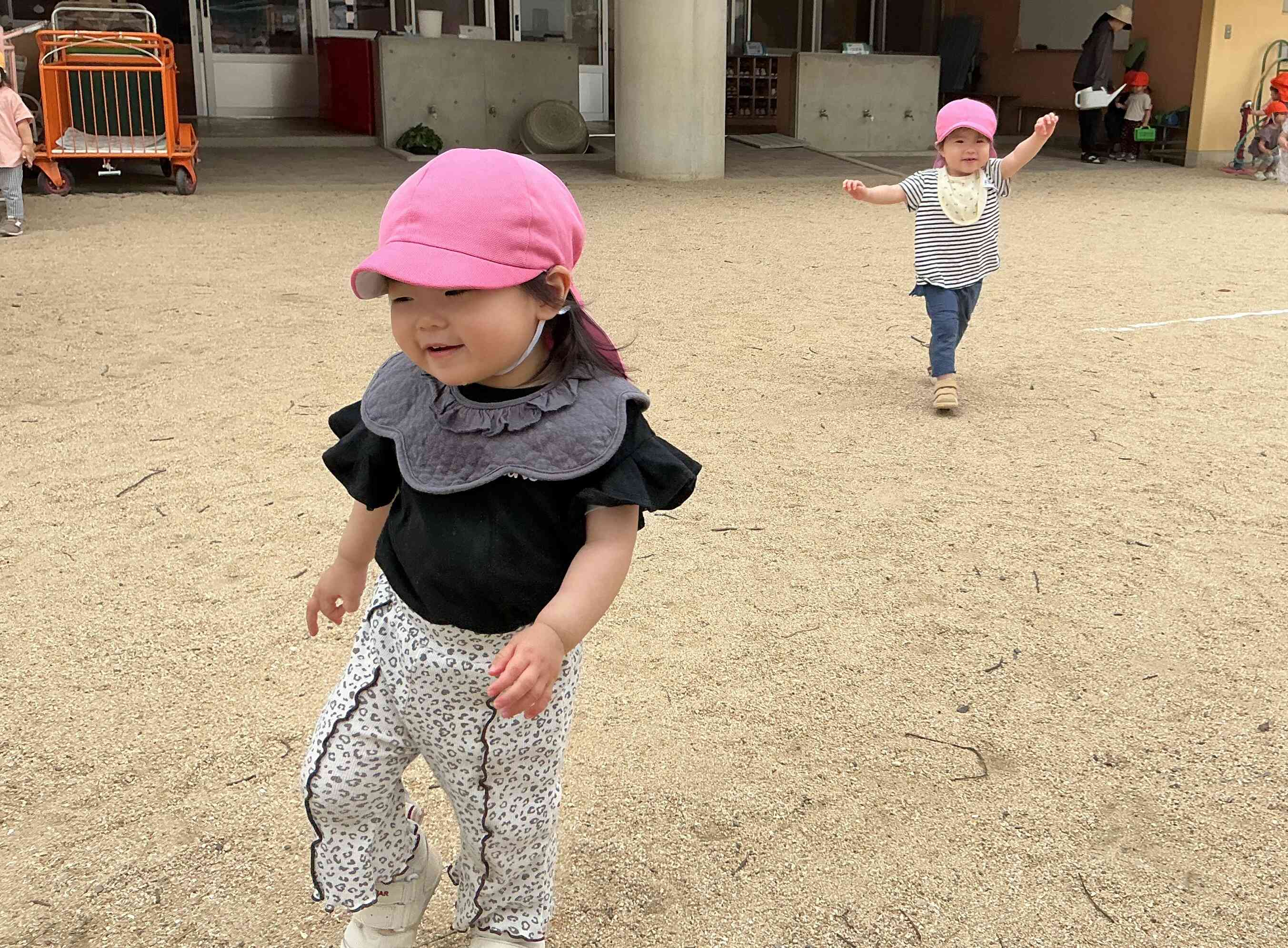 お友だちと追いかけっこ!まてまて~