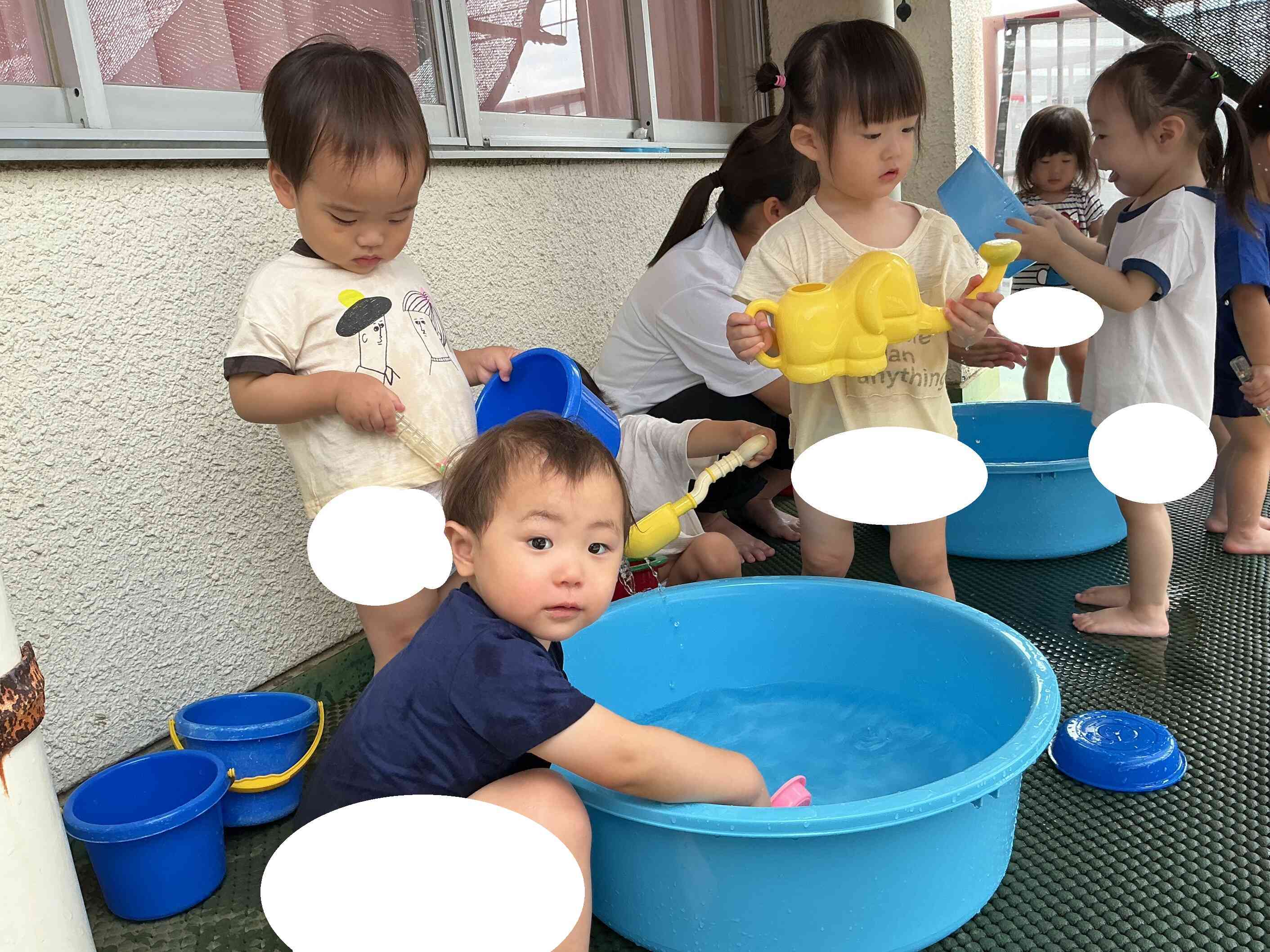 すみれ組さんもテラスで水遊び☆