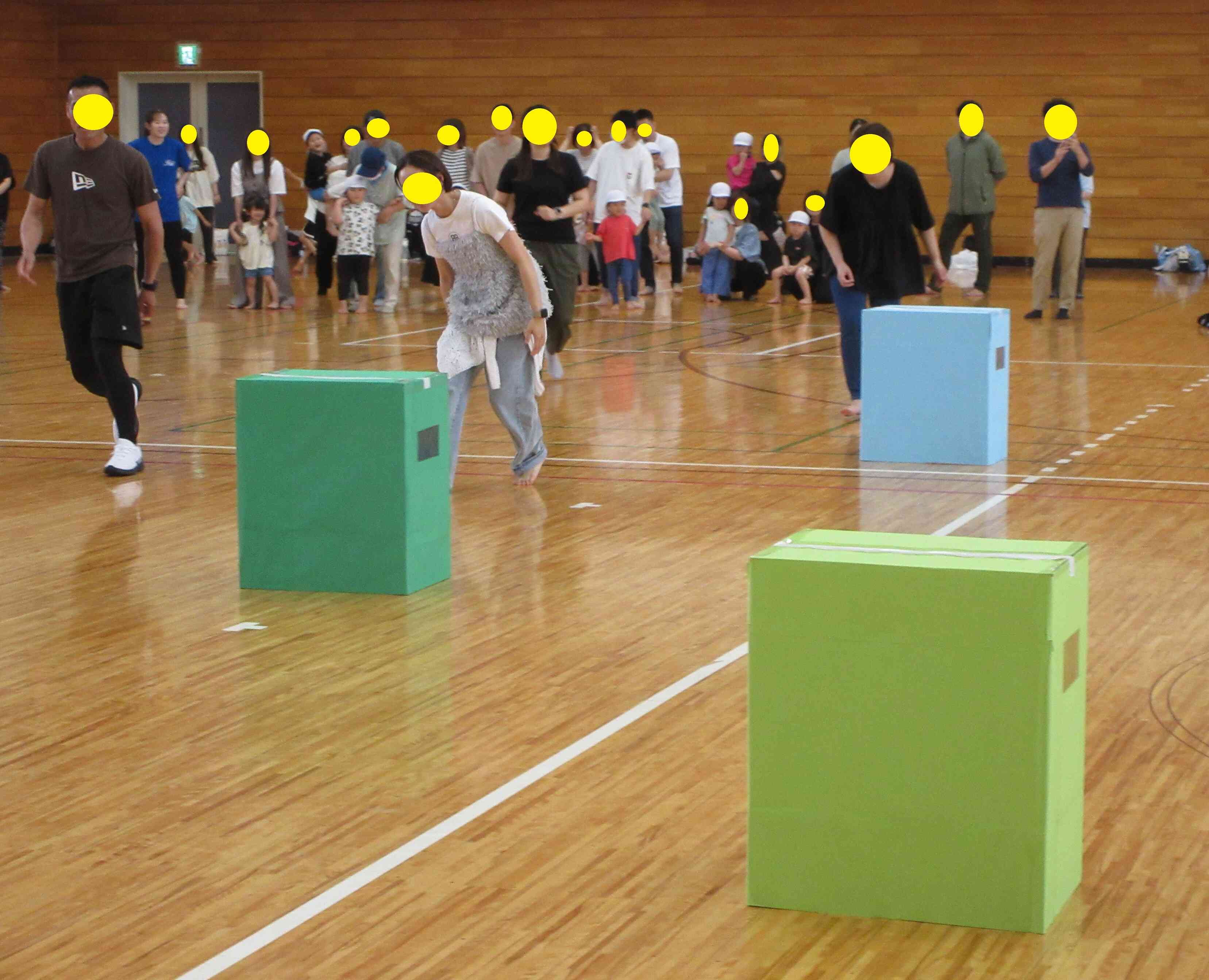 箱の中には子どもたちが隠れています！お父さんお母さん、どこに隠れたか分かるかな？