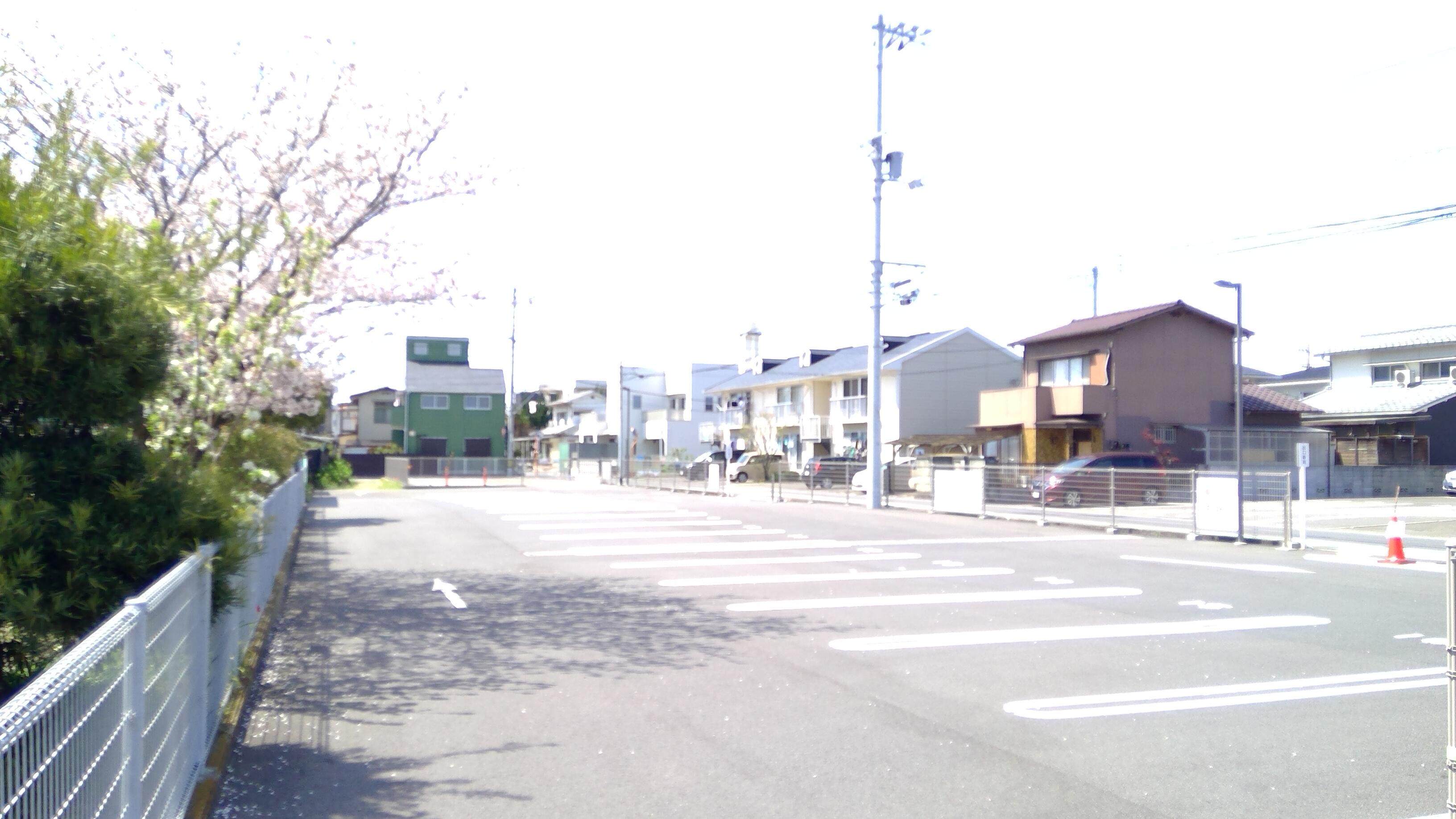 広い駐車場があるので安心して駐車ができます。