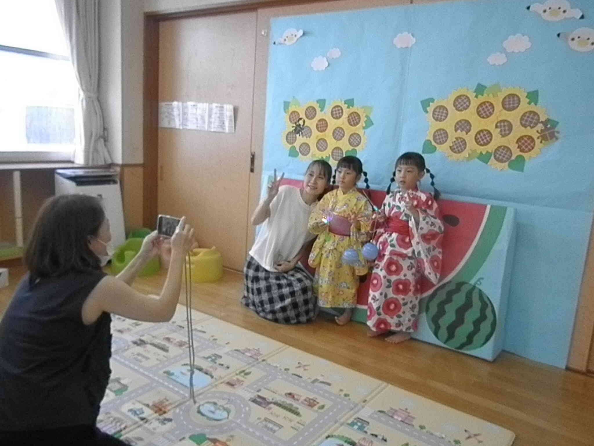 浴衣でお母さんと一緒に「はい、チーズ！」