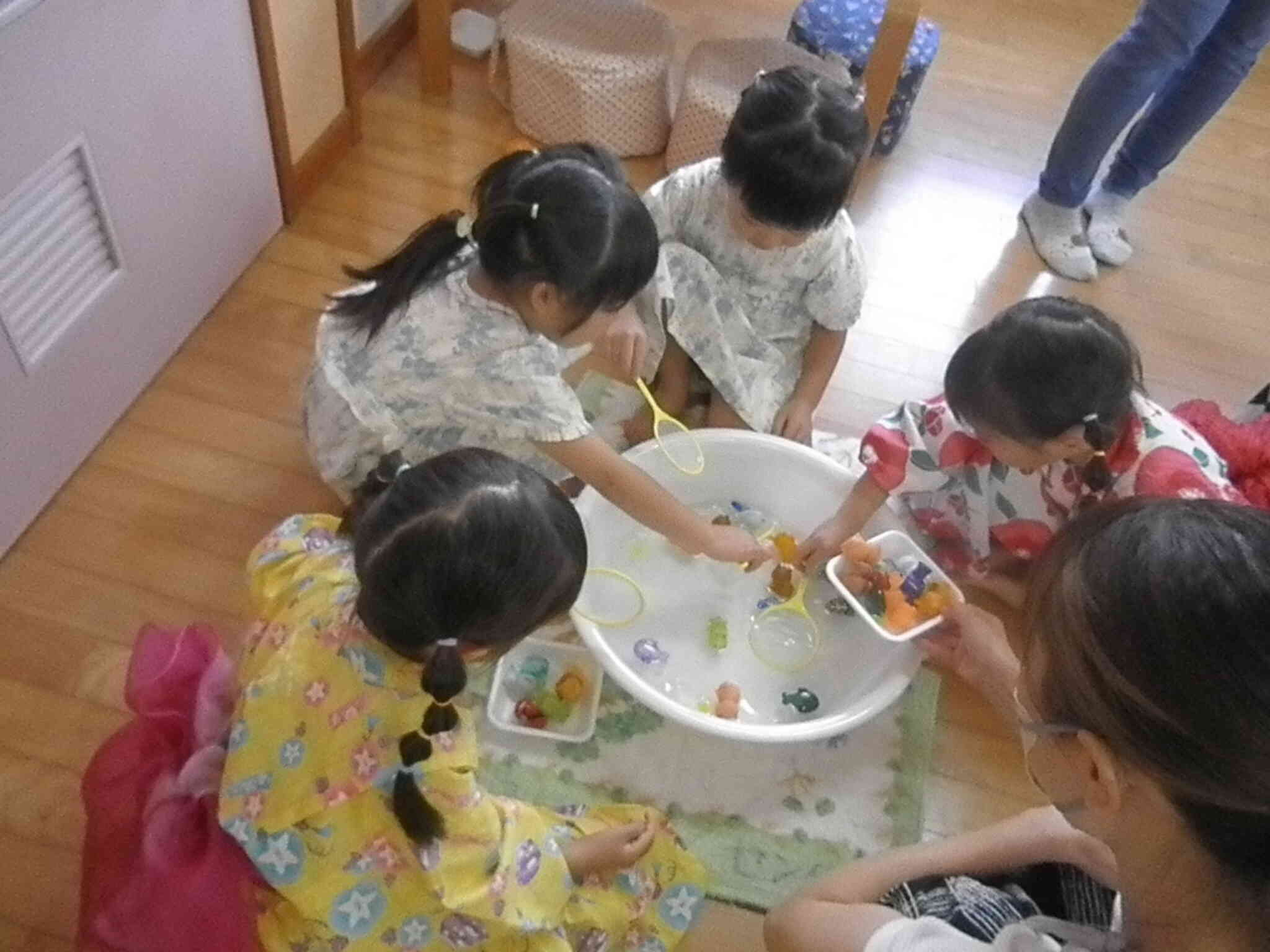 双子ちゃん×２で仲良くぷかぷか人形すくい中です！