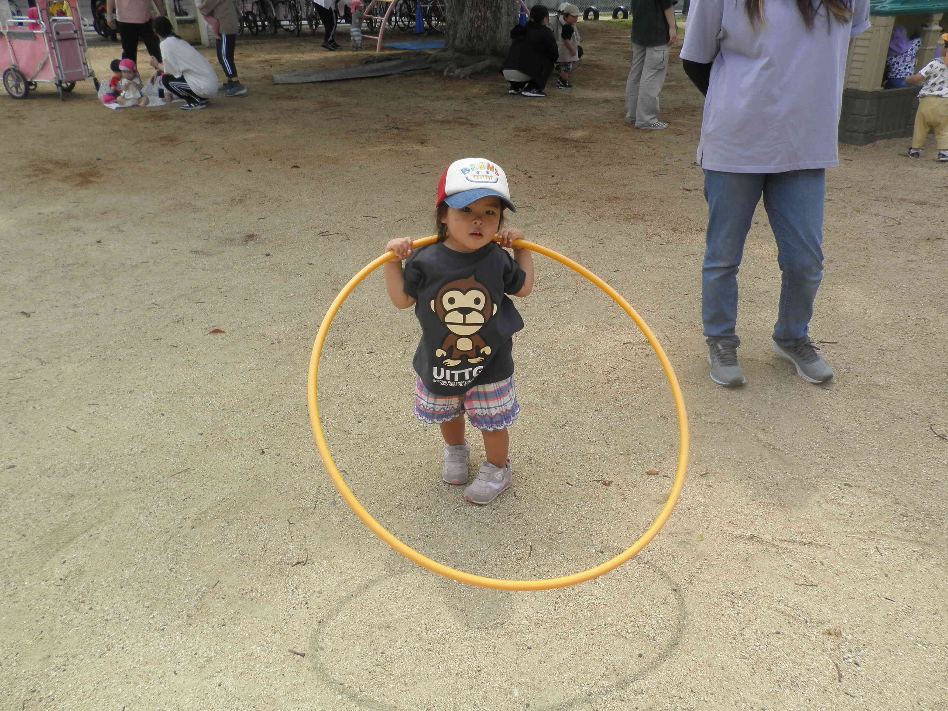 フラフープで何して遊ぼうかな♪
