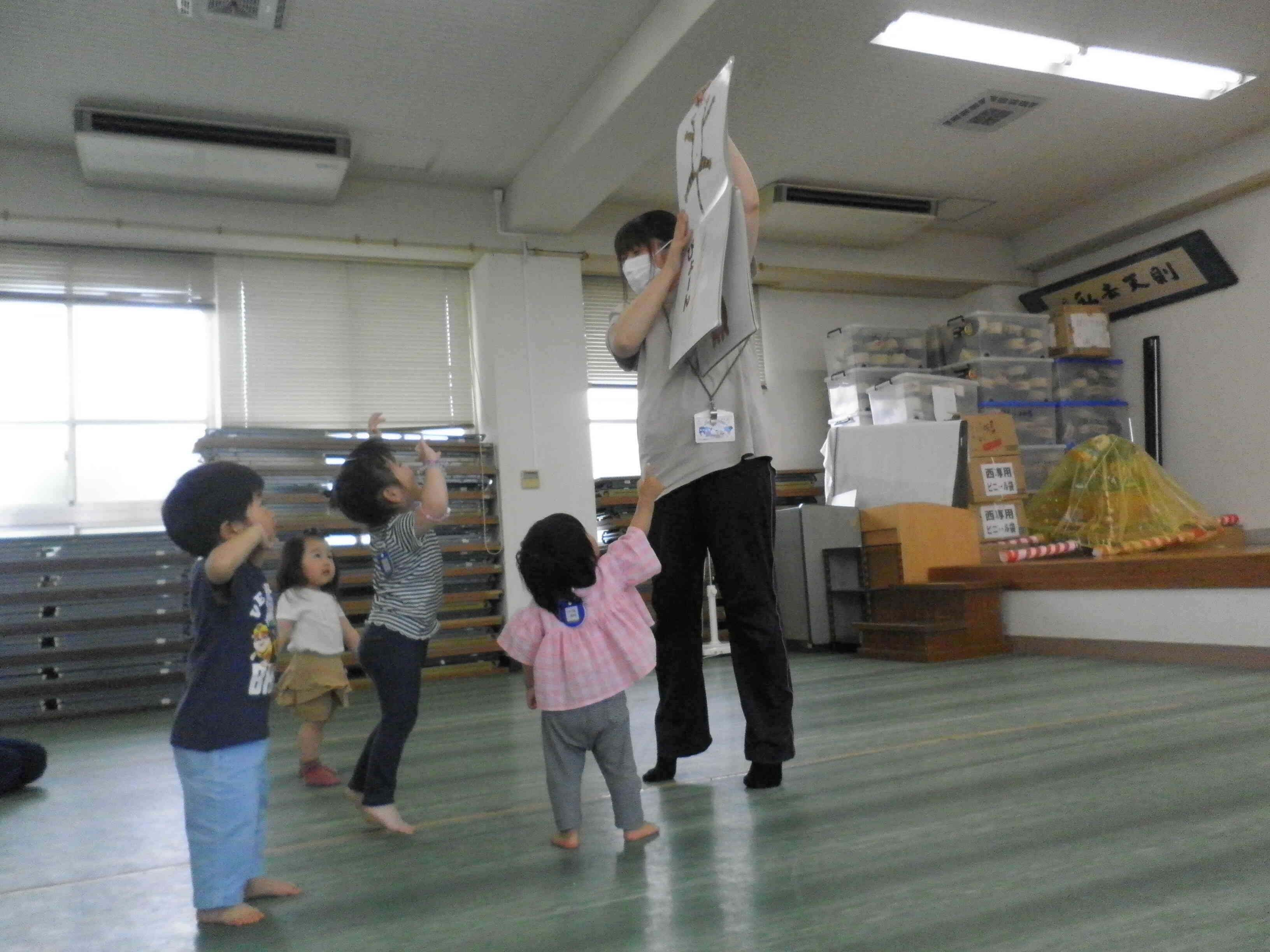 大型絵本を特等席で鑑賞中。