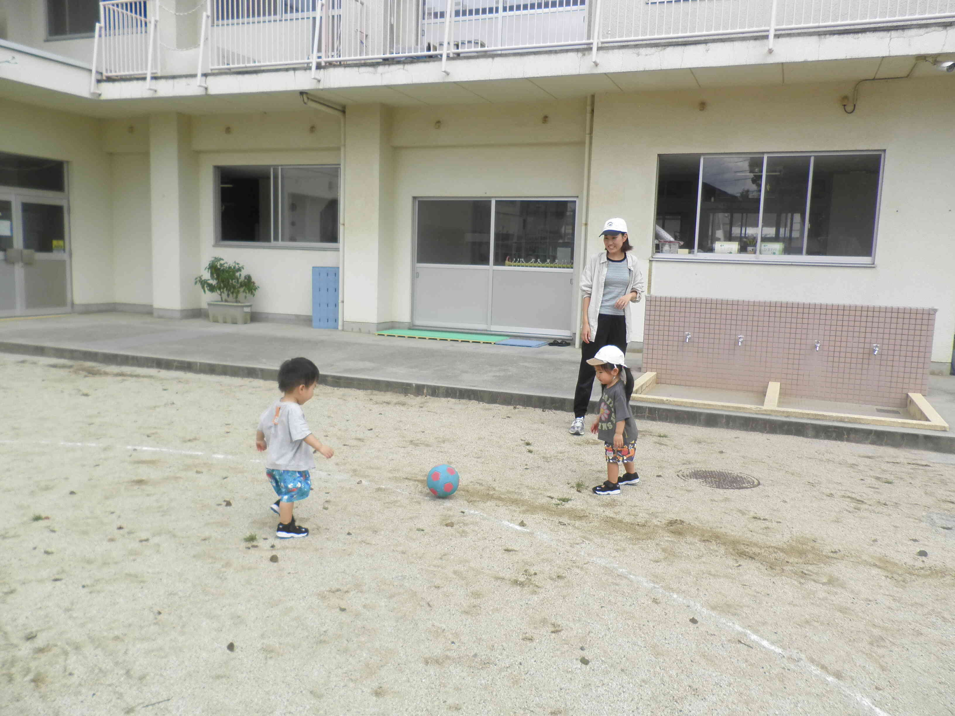 ２人で仲良くボール遊び♡