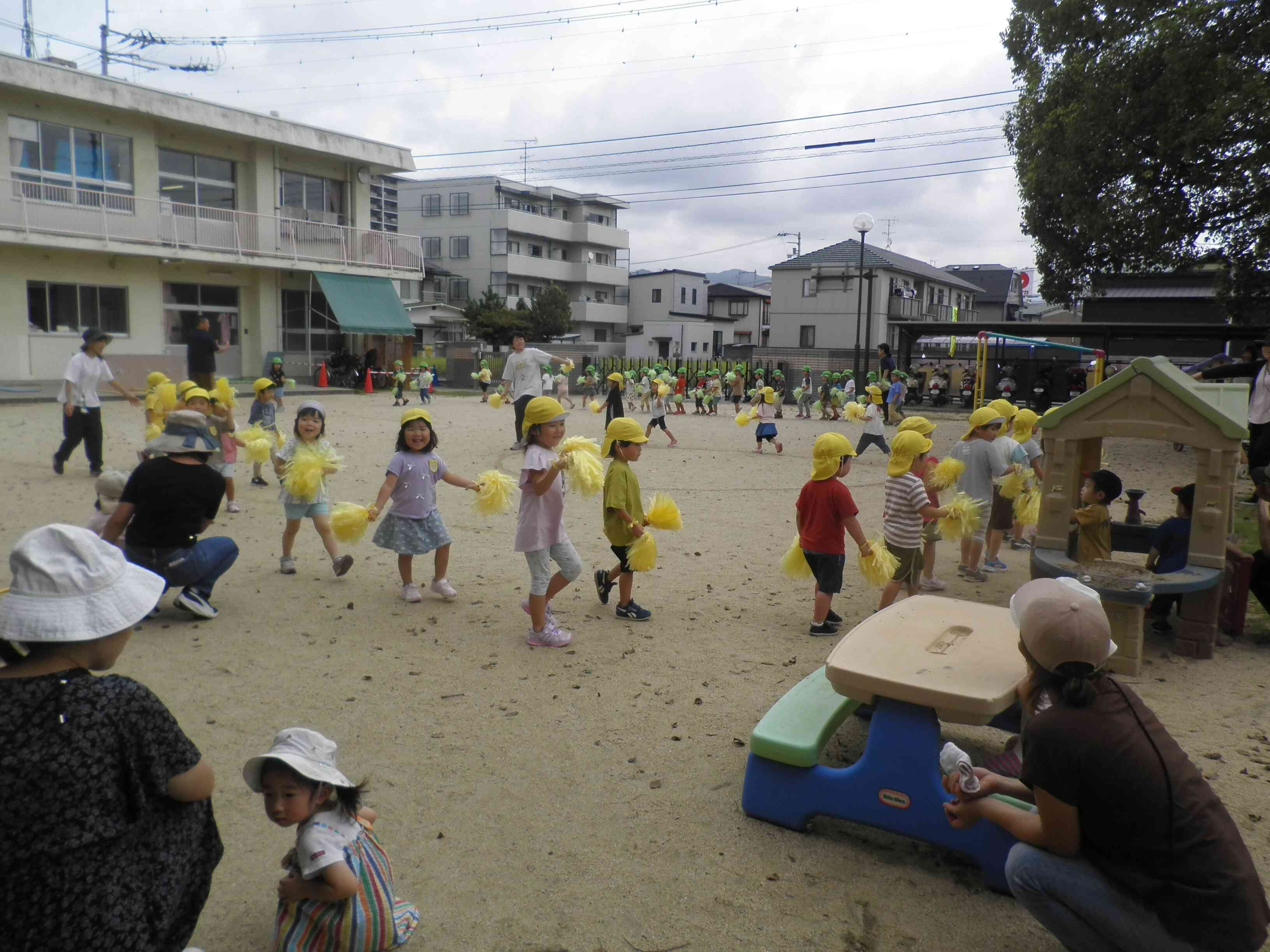 運動会のダンスの練習を見て一緒に体を動かしていました！