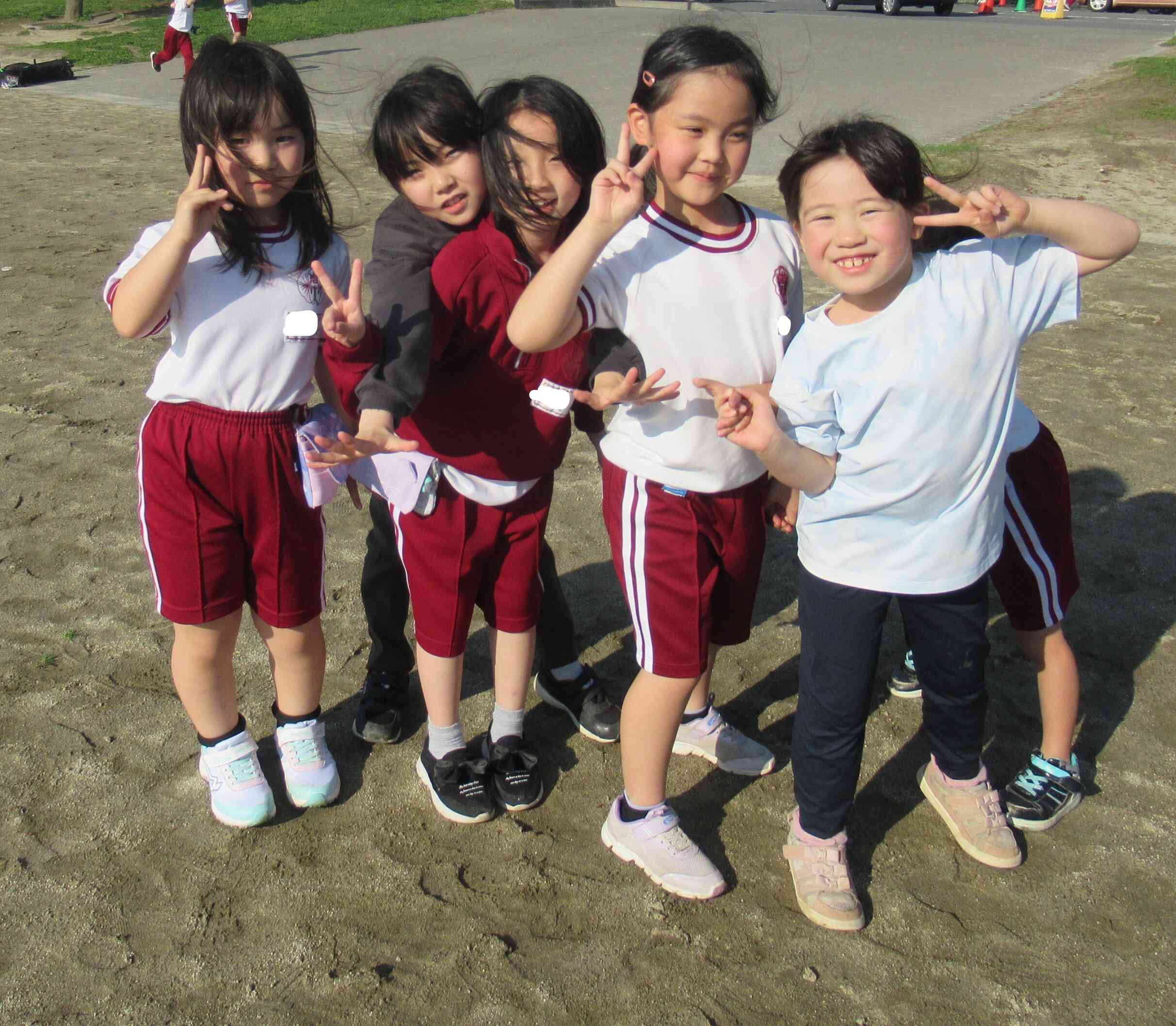 「写真とってー。」仲良し5人組