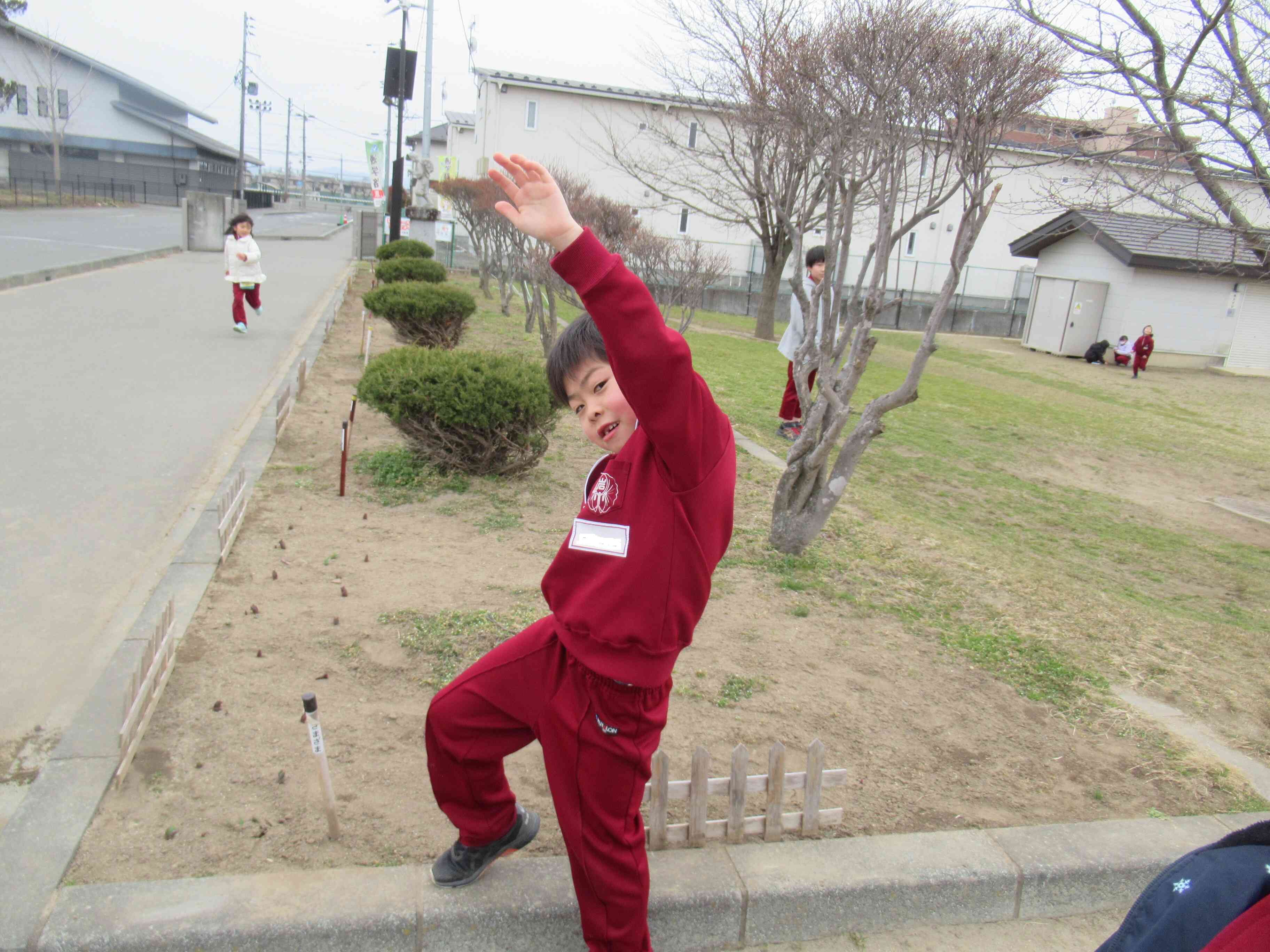 ３月の校庭で外遊び