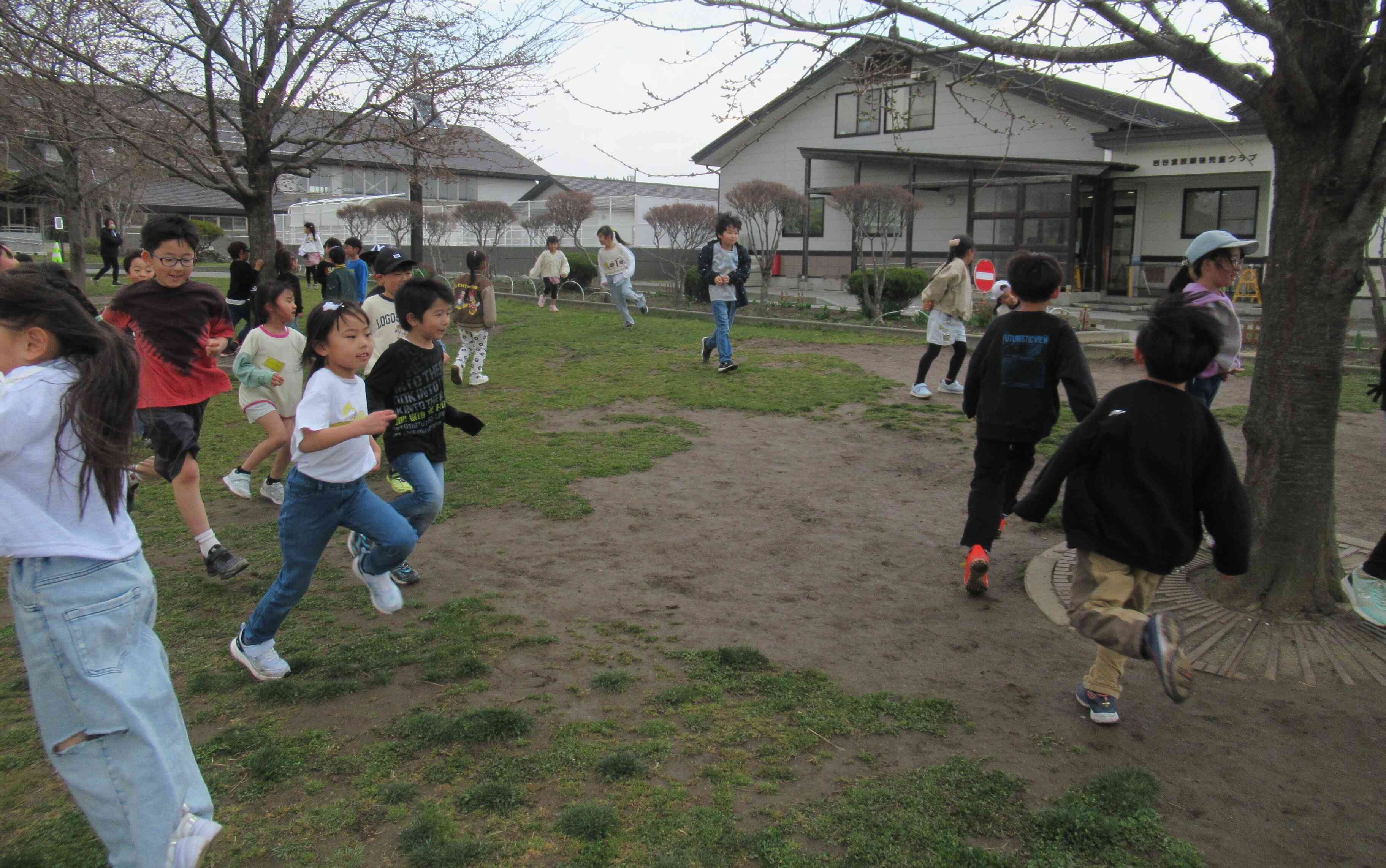 みんなで外遊び