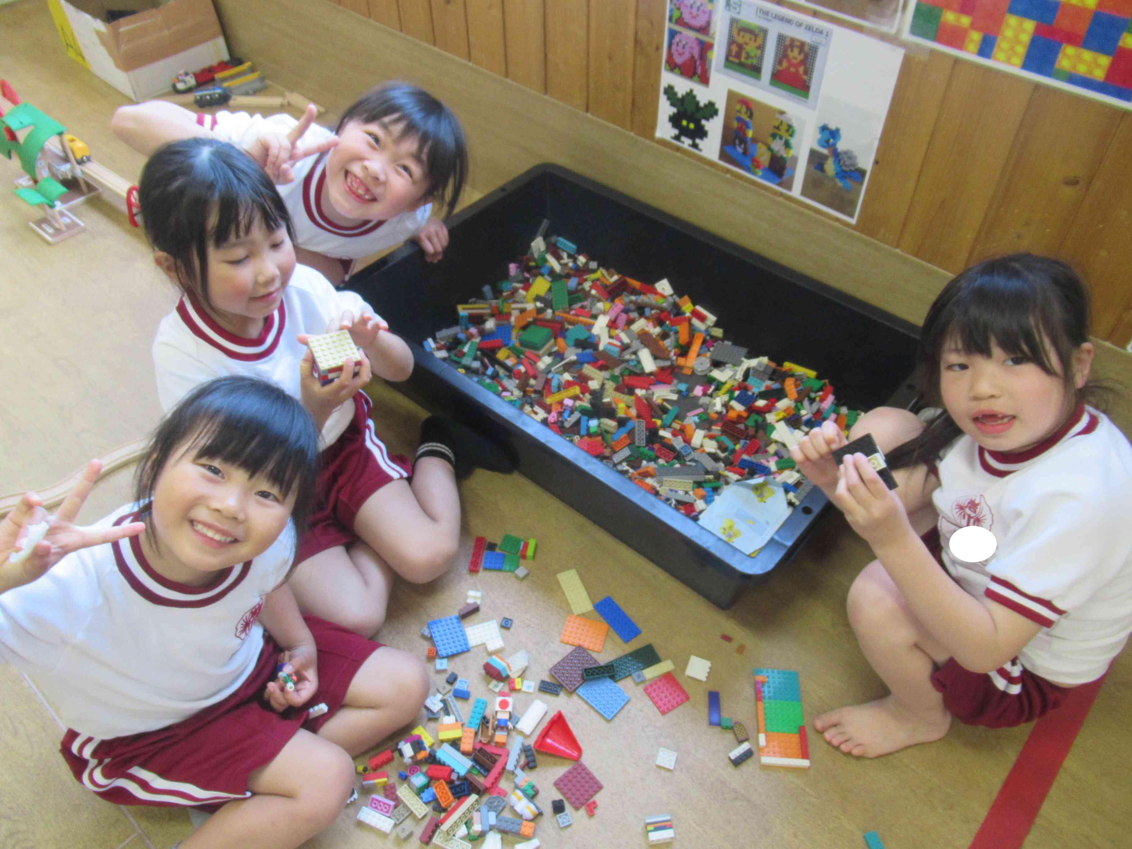 室内で玩具遊び