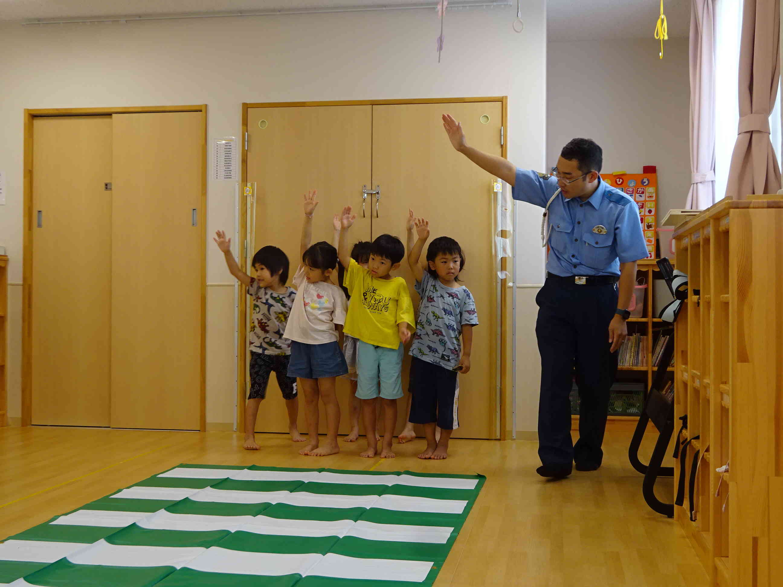 横断歩道は手を挙げて