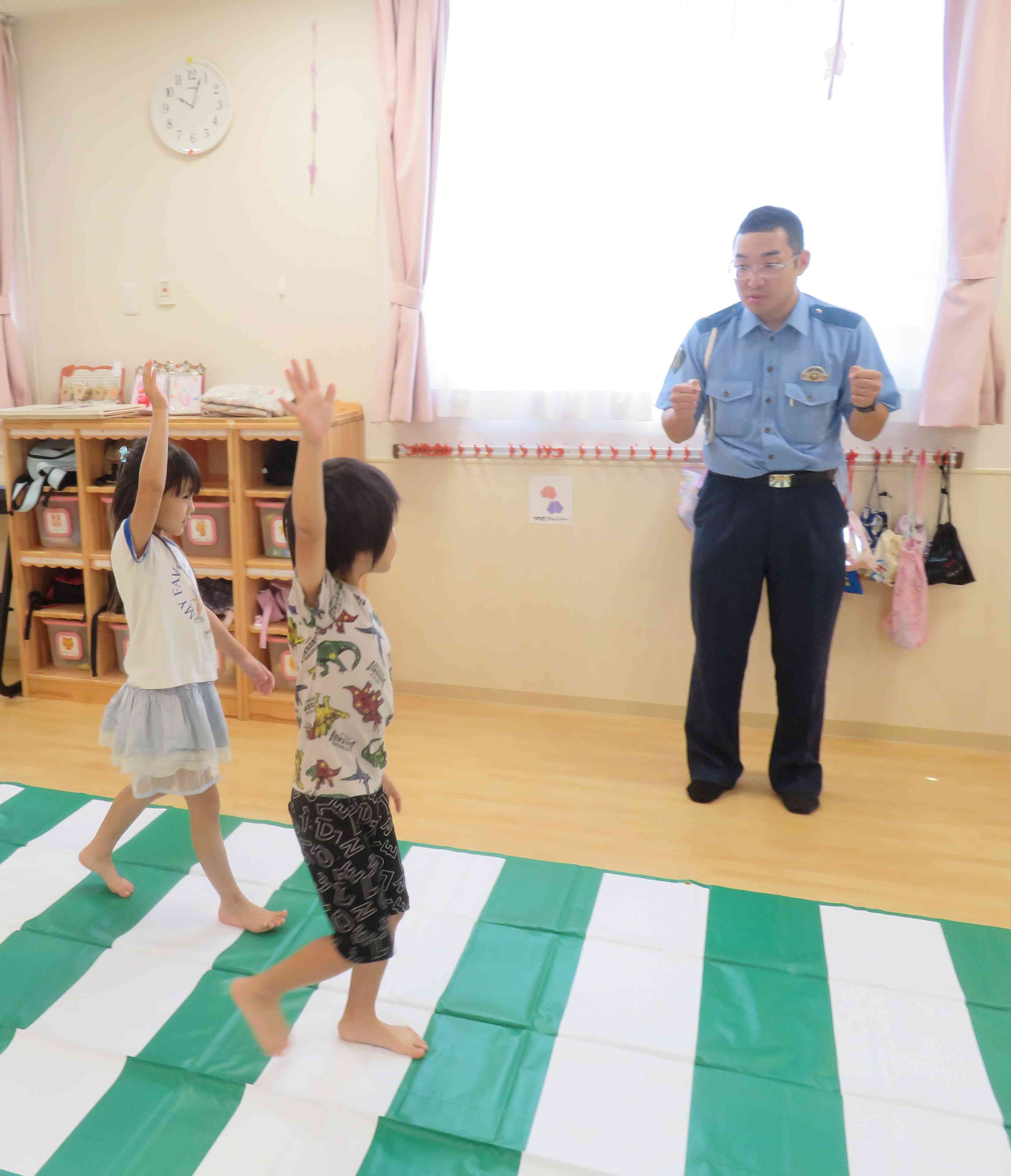 渡っているあいだも車には注意しましようね