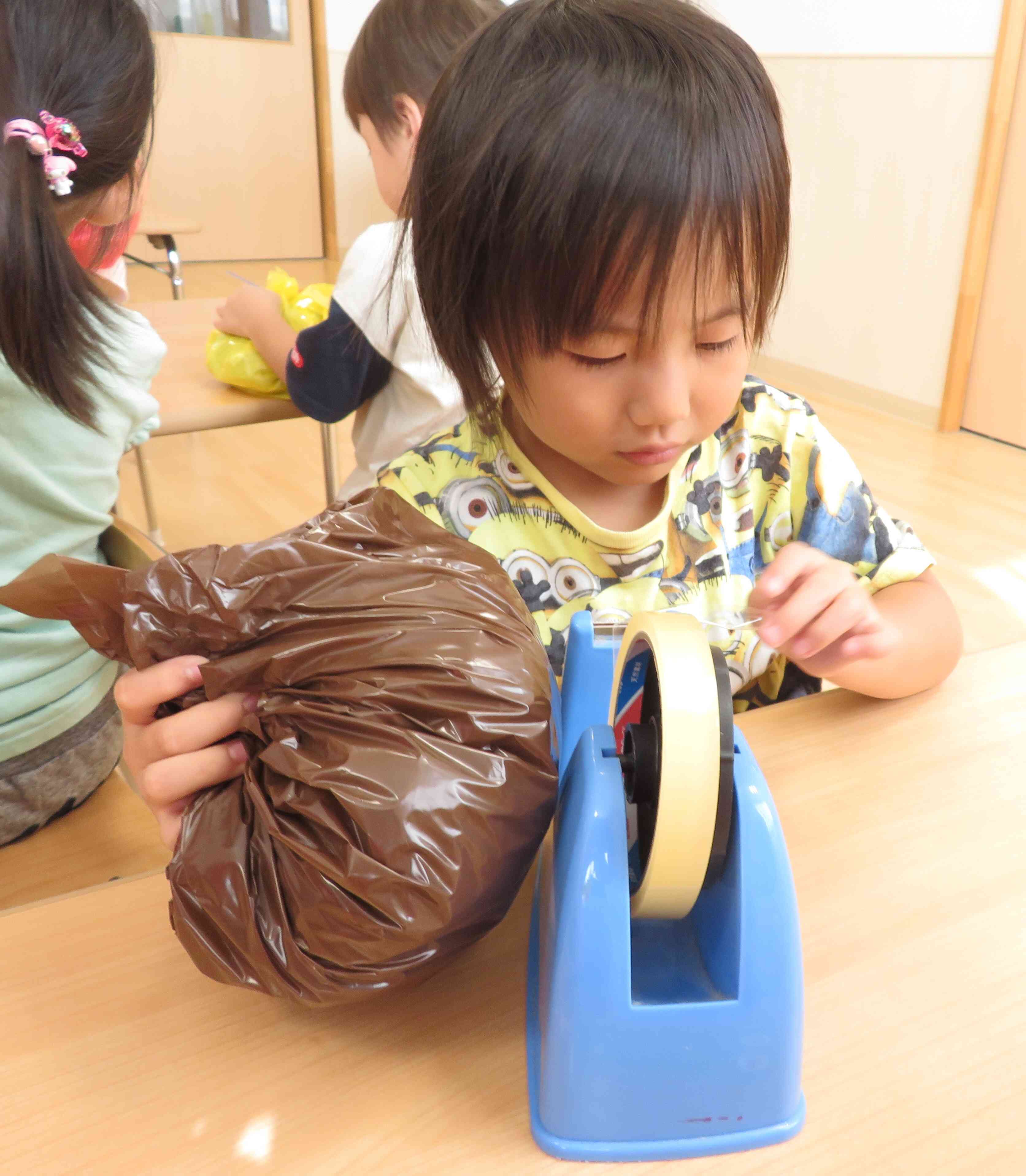 「にんたま」を真剣につくるお友だち