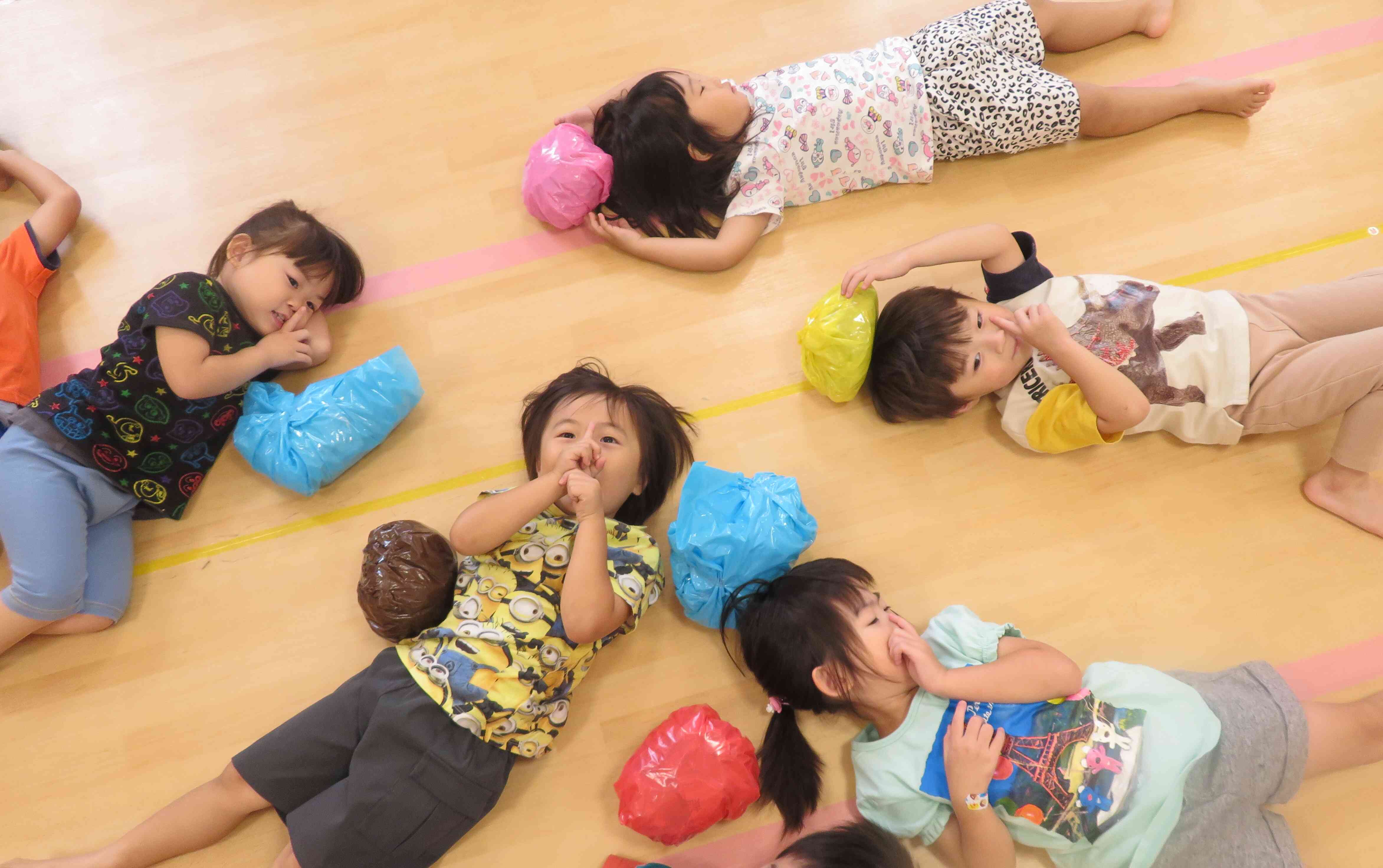 「忍法・お昼寝の術」にんにんポーズで静かにする修行です。