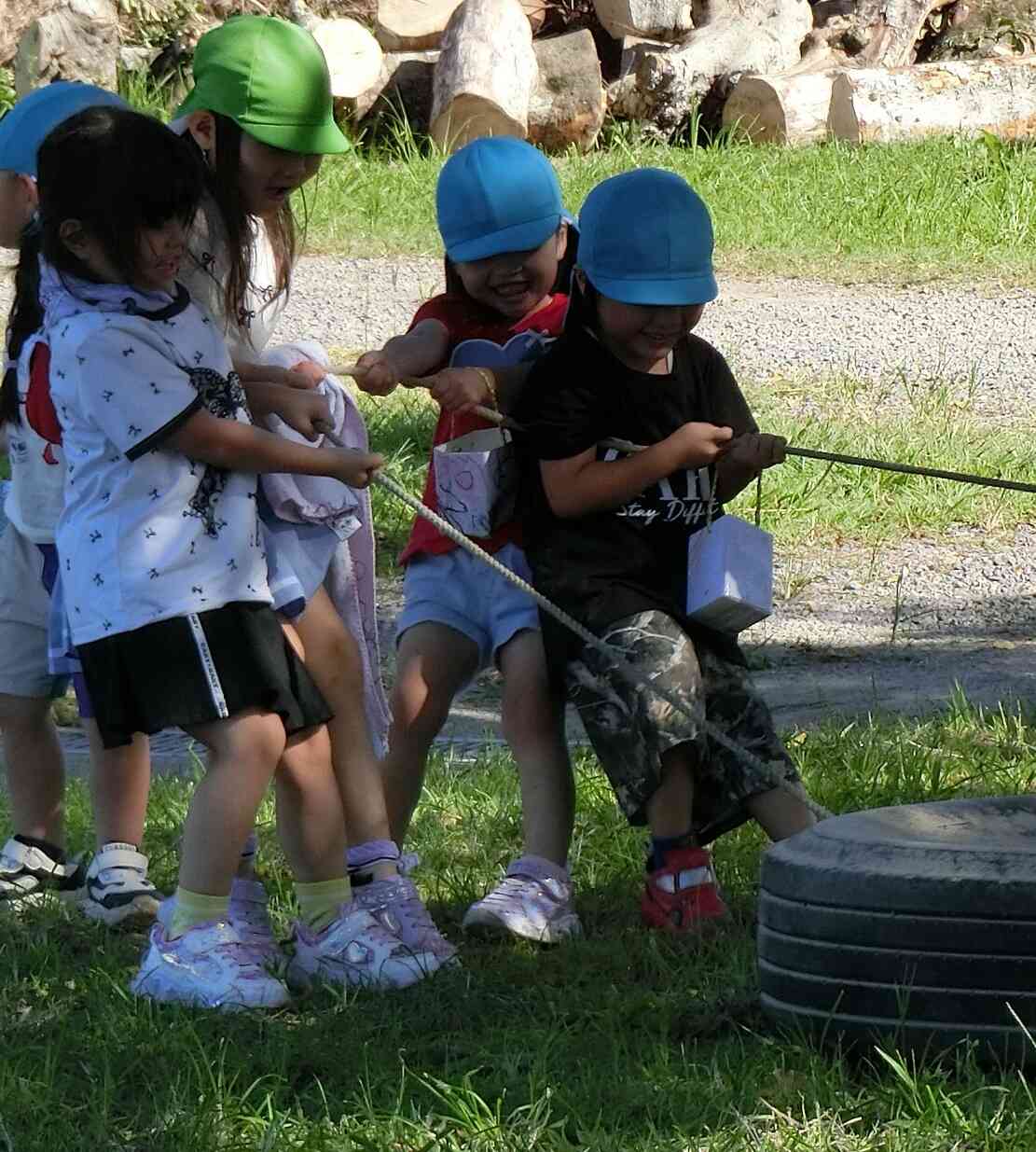 大きなタイヤを発見！みんなで「よーいしょっ！」と引っ張っていました。