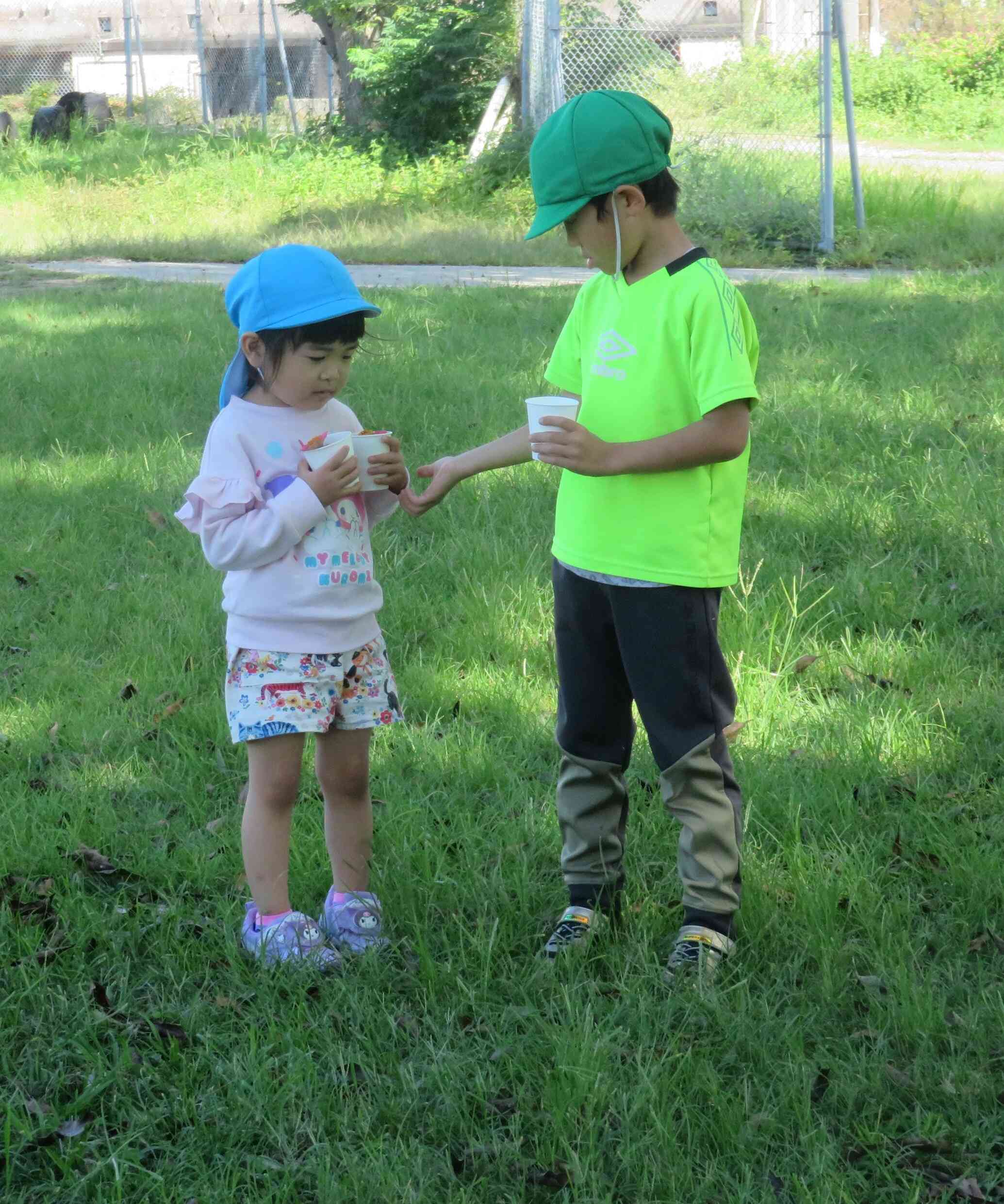 両手がふさがっているお友だちを見つけた年長さん。「持ってあげるよ」と声をかけていました。