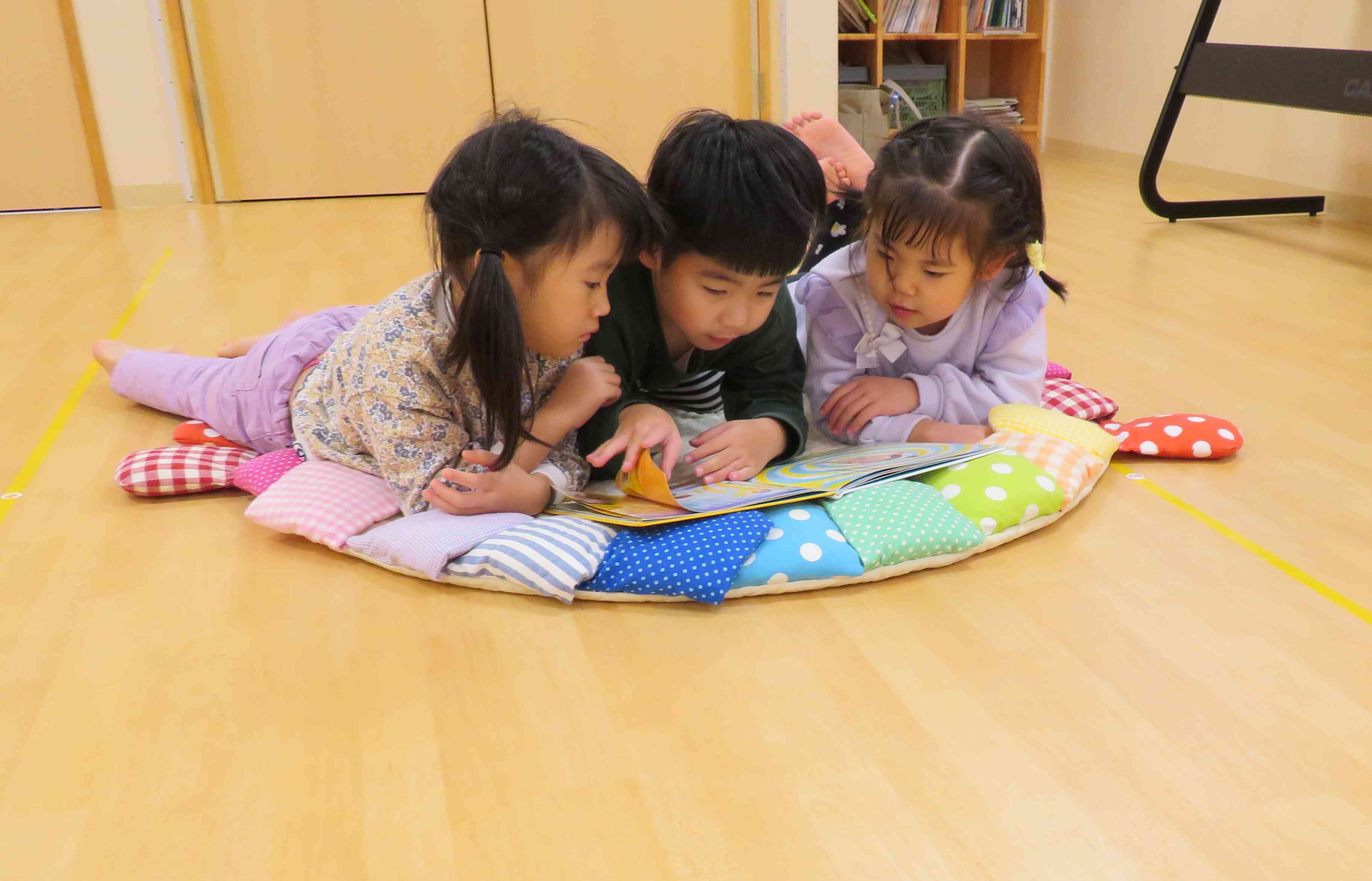 なかよく読書中です。