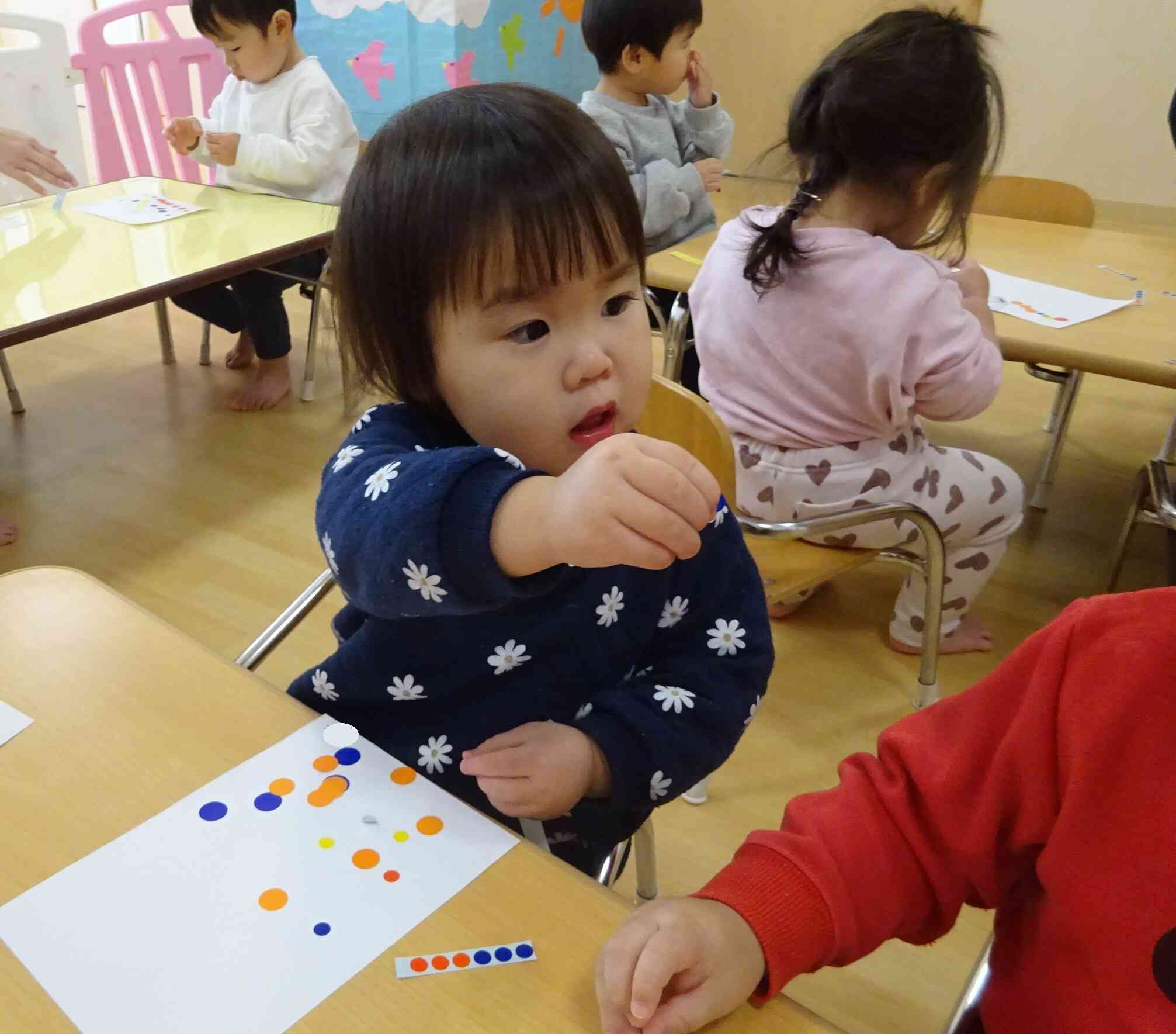 「はいどうぞ」とシールを分け合いっこです