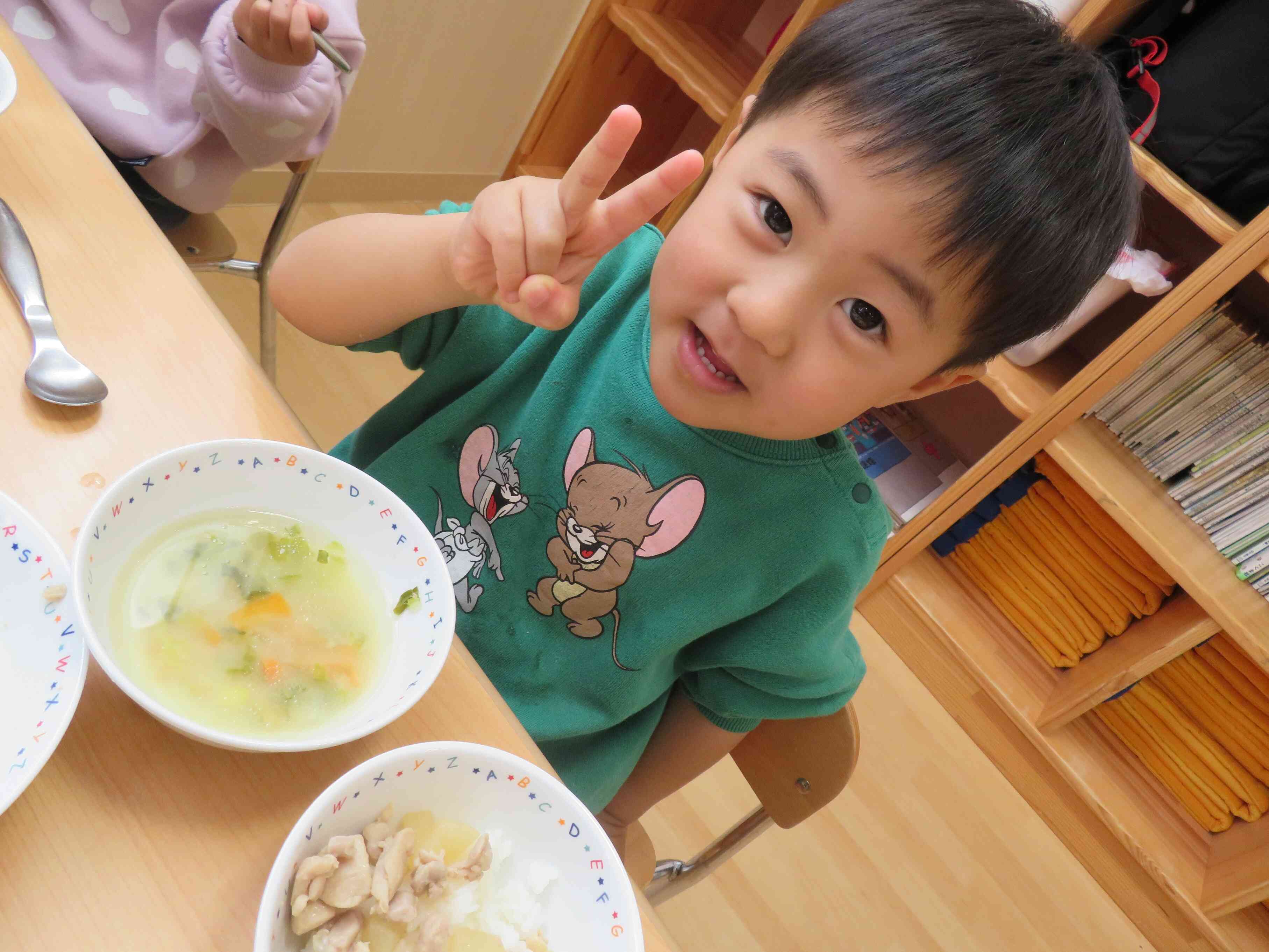 給食の様子（りすぐみ）