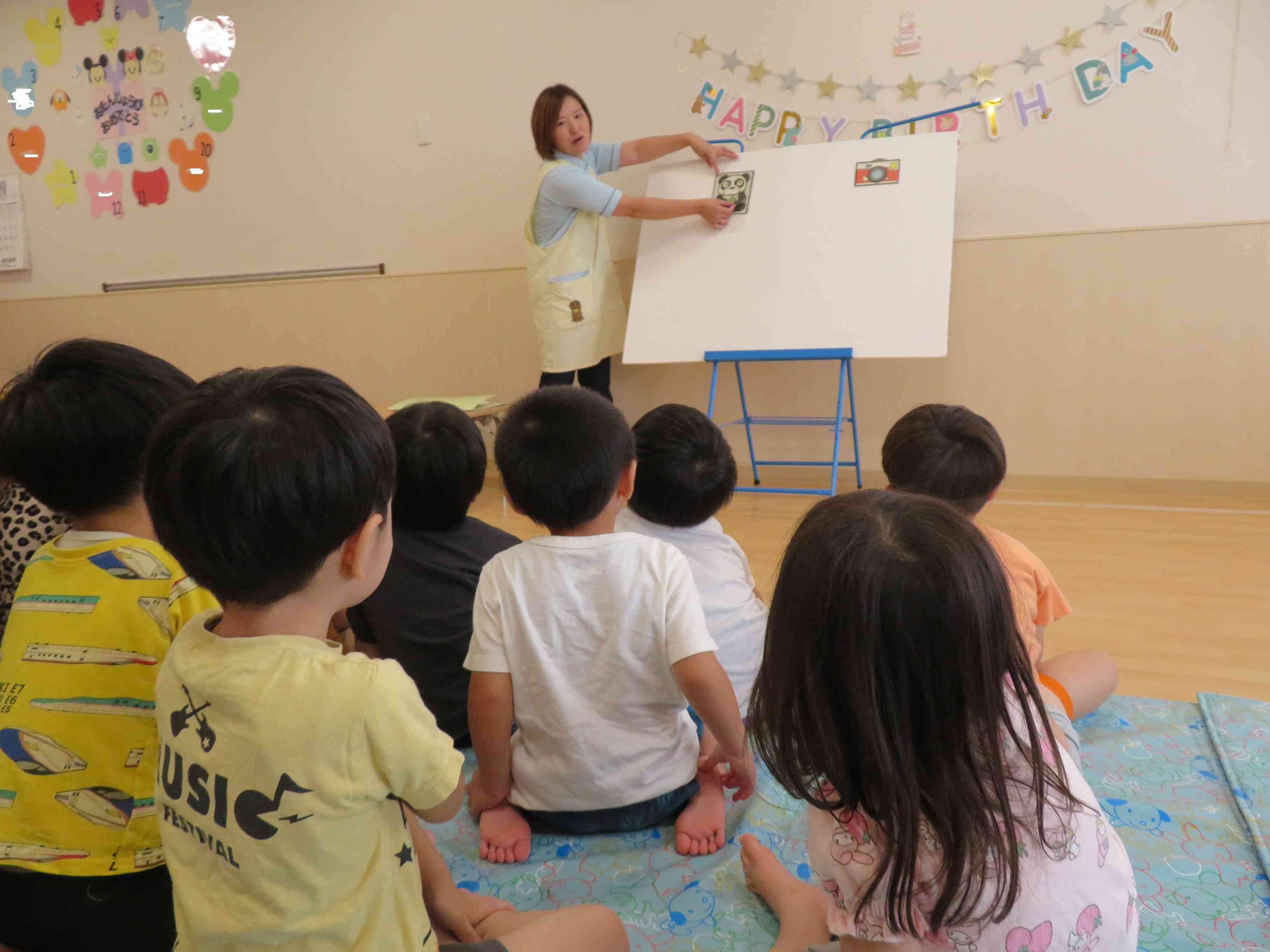 先生からパネルシアターのお話がありました。みんな、大盛り上がり~☆お誕生日の皆さん、おめでとうございます♡