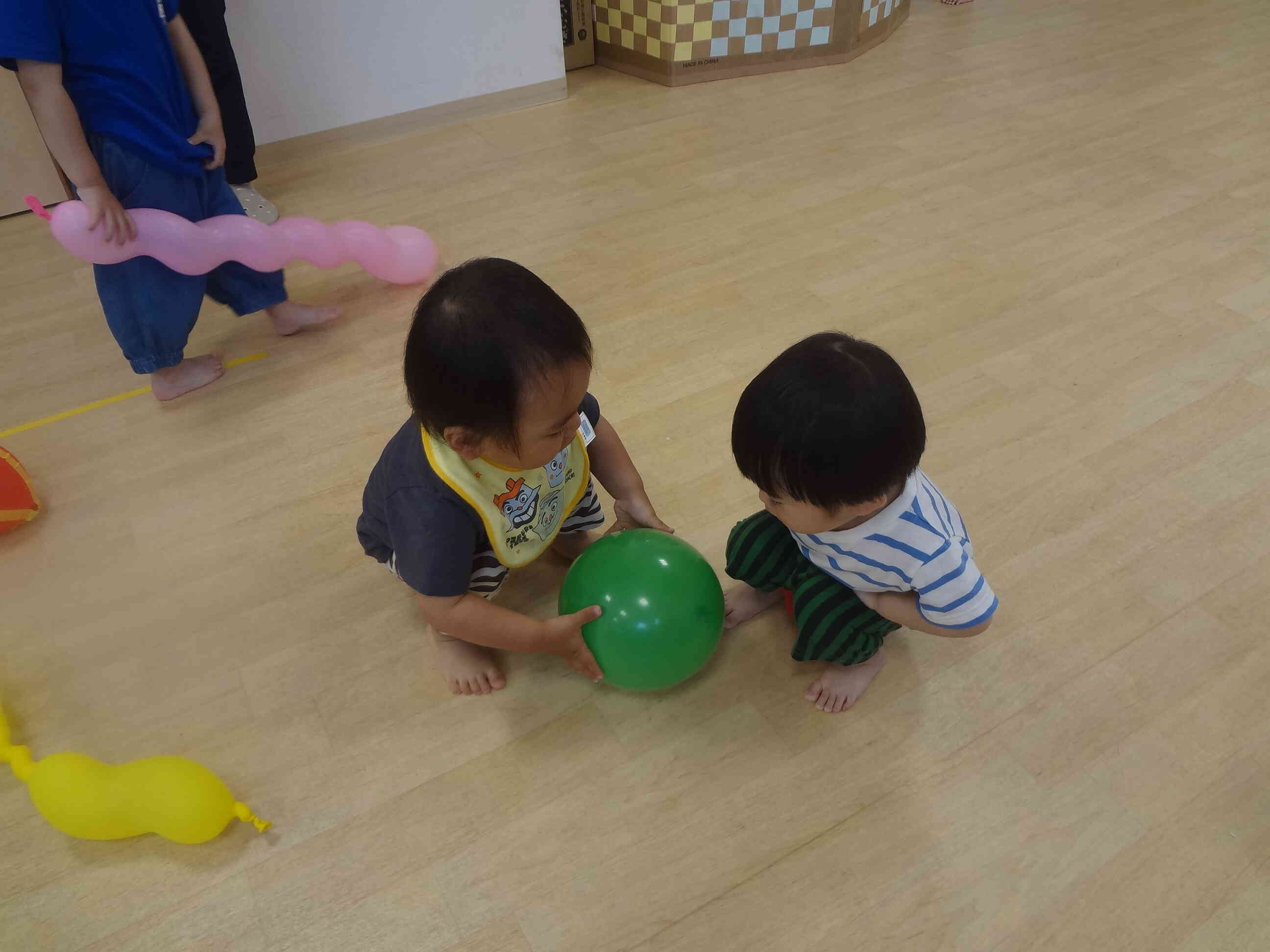 お友達と一緒に遊んで楽しいね(^^♪