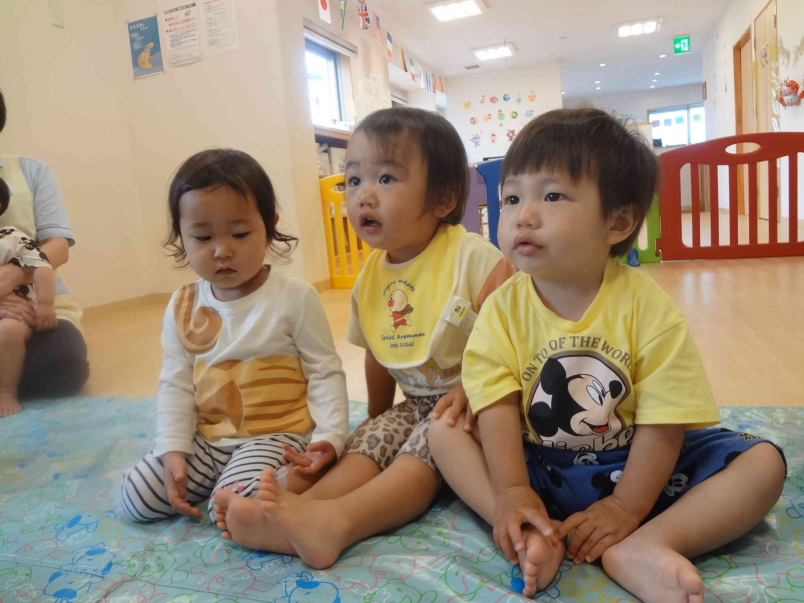 並んで真剣に英語教室に参加して可愛いですね＾＾