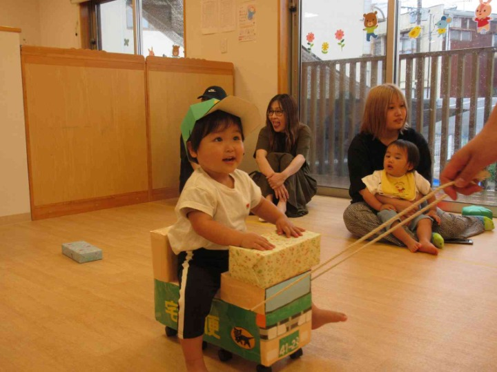 ゴールで待つママに大事にお荷物運ぶぞ~！