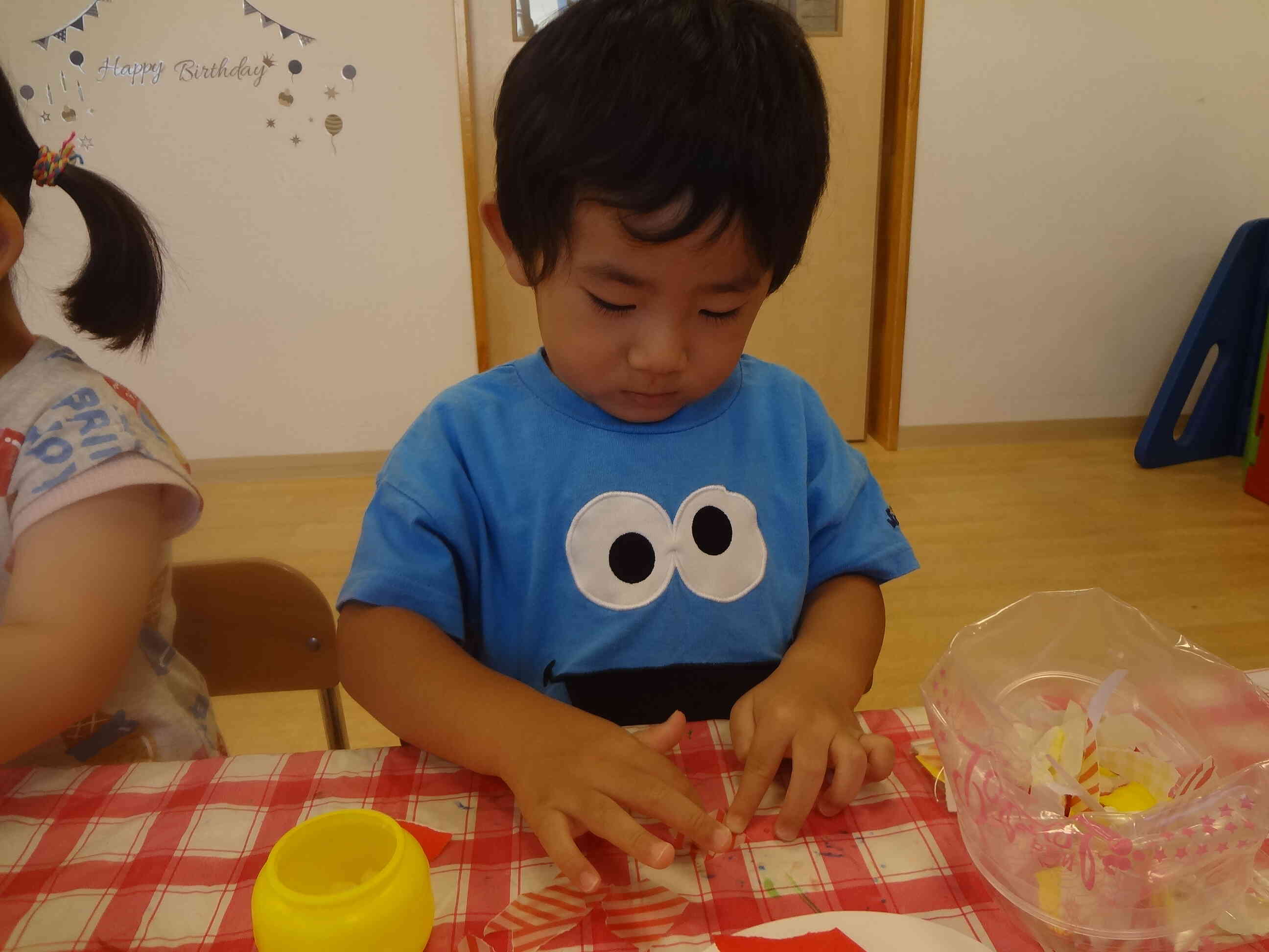 細かい折り紙にも糊をつけるよ♪