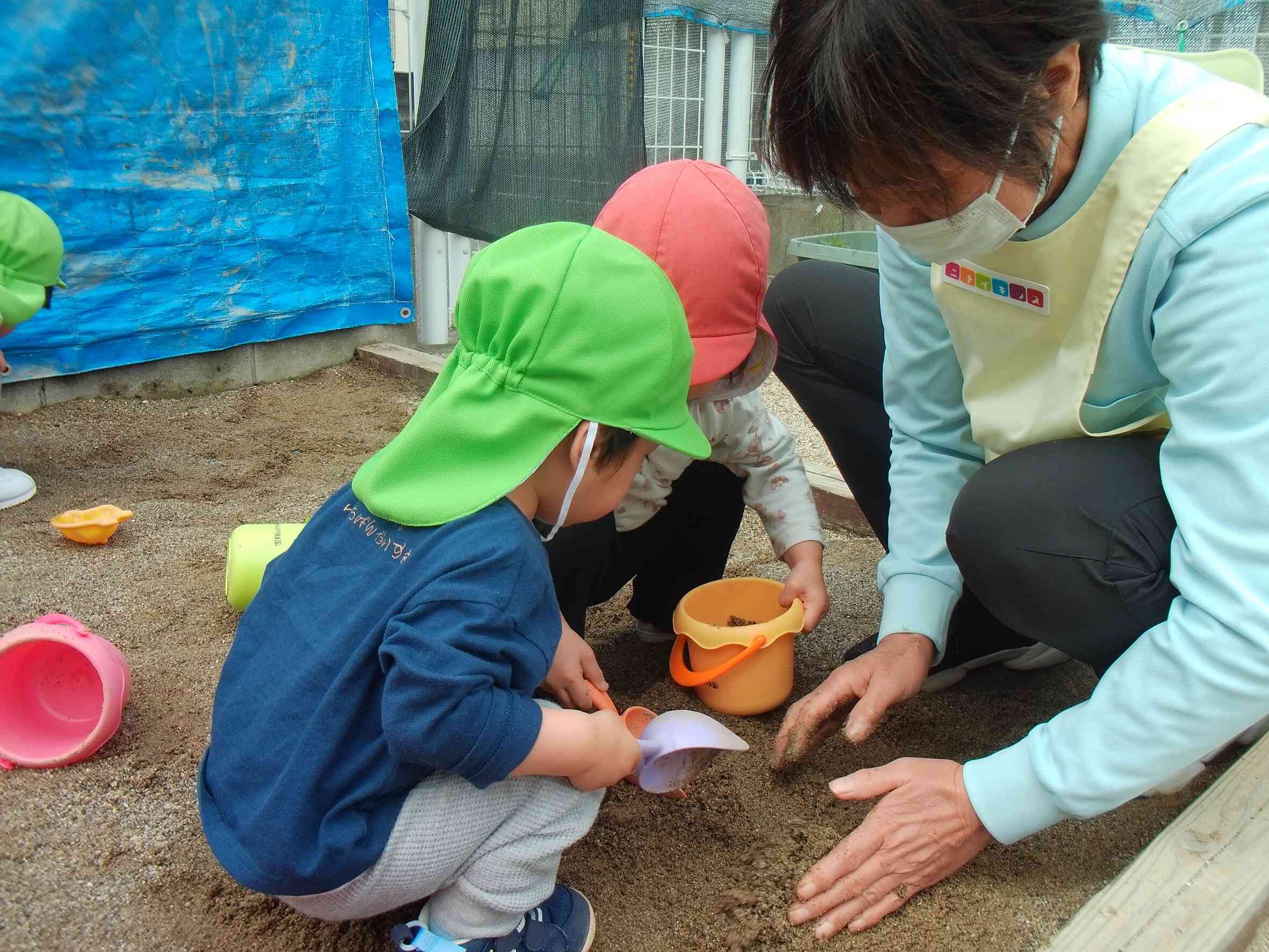 先生と一緒にお山をつくるよ！
