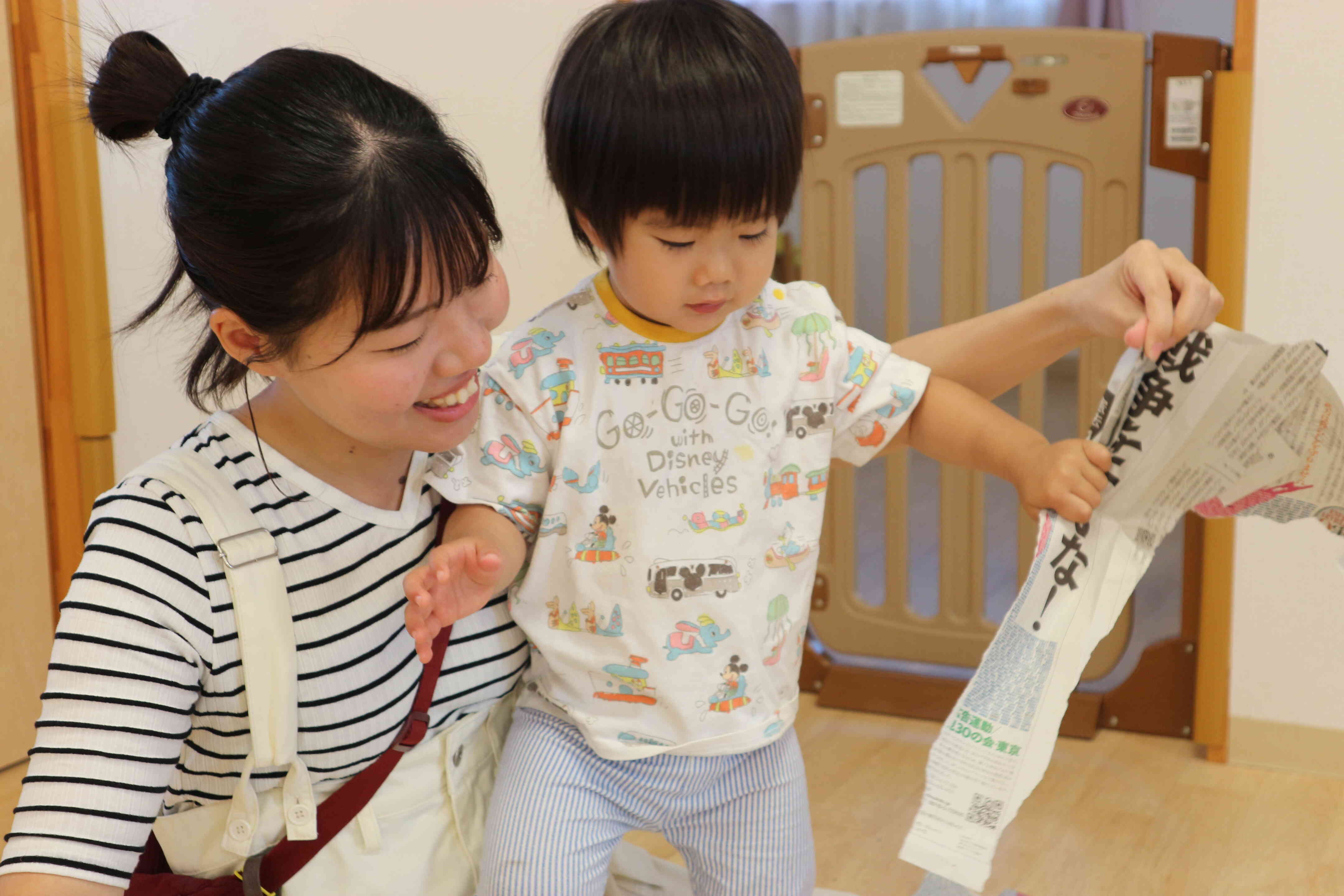 子育てひろば【新聞紙遊び】