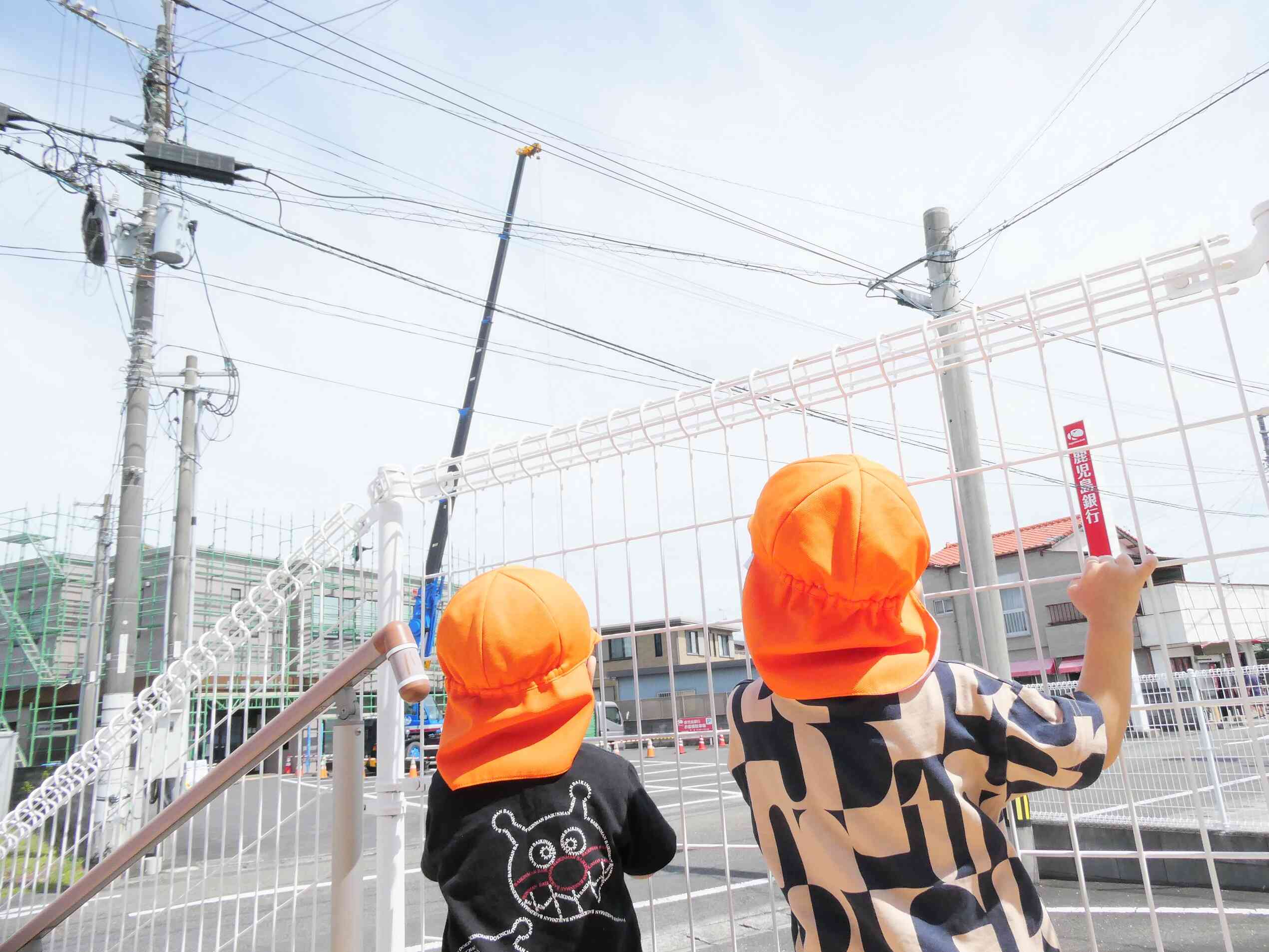 園庭に行く前の子どもたちの可愛い後ろ姿です♡
