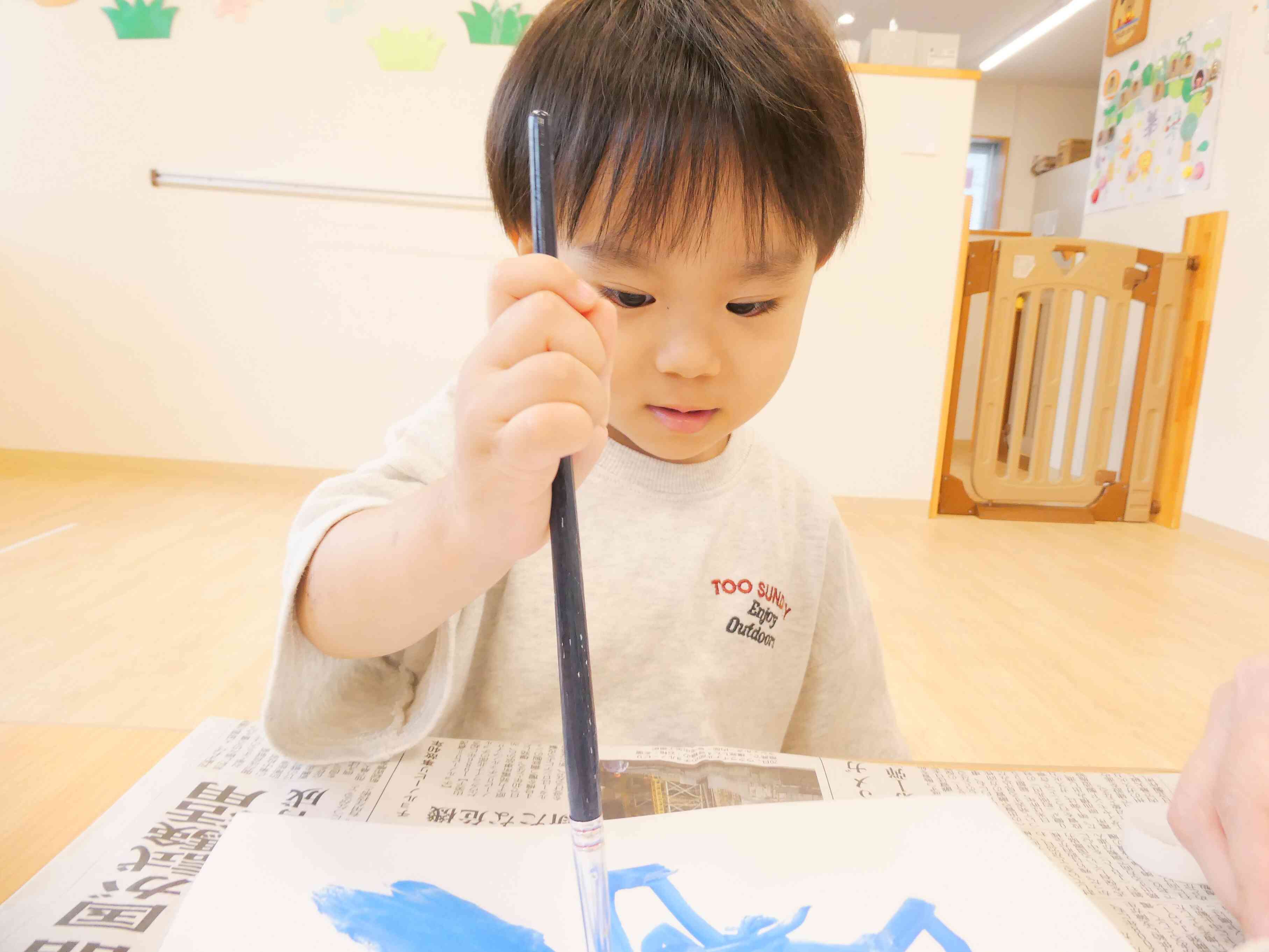 絵の具で色塗りです♪