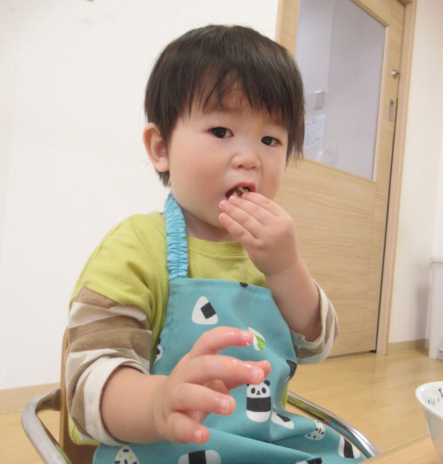「ア～ン、パクッ」美味しい？たくさんあるからいっぱい食べてね。