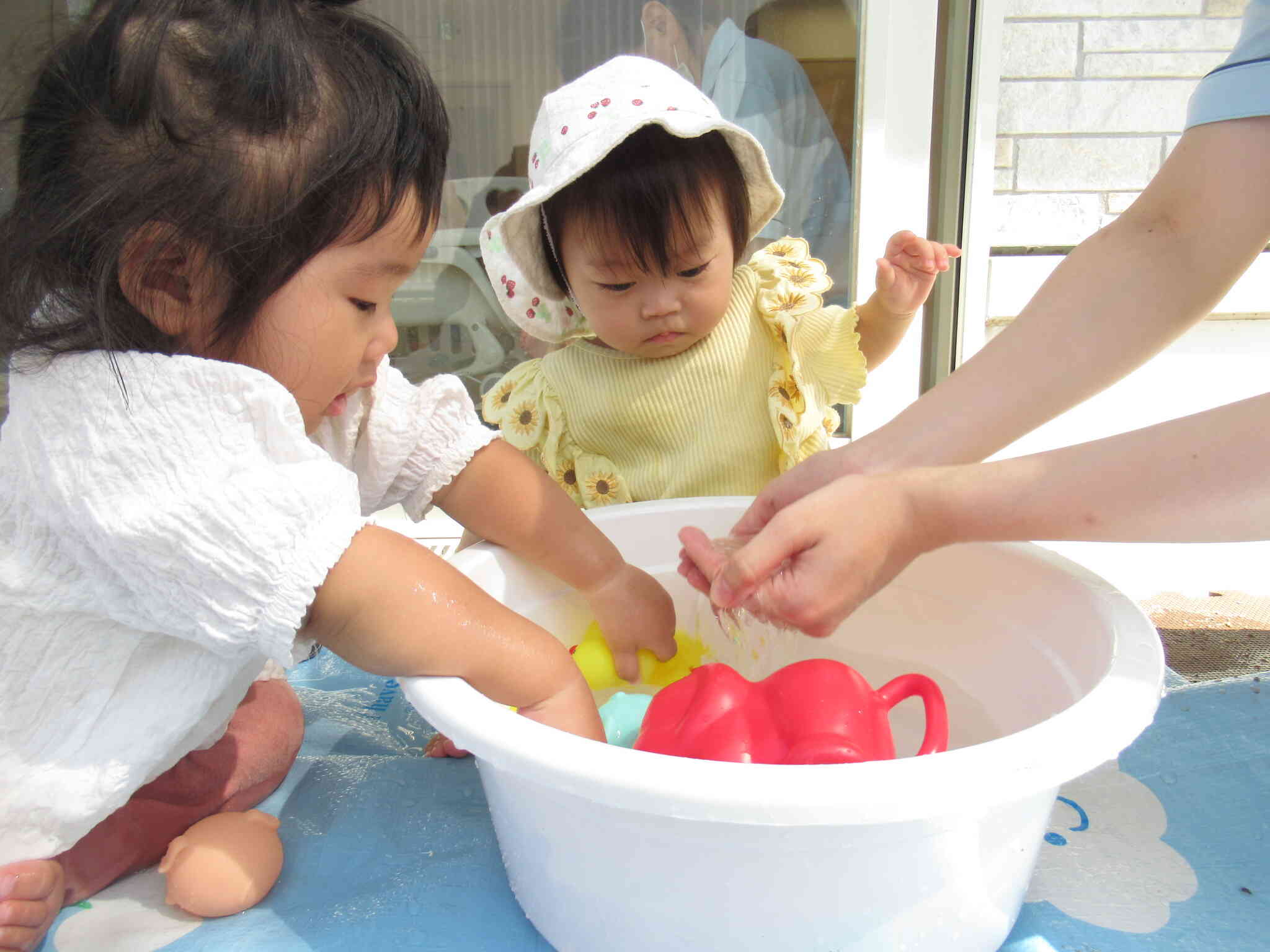 ひよこ組さんも水遊びしてるよ～