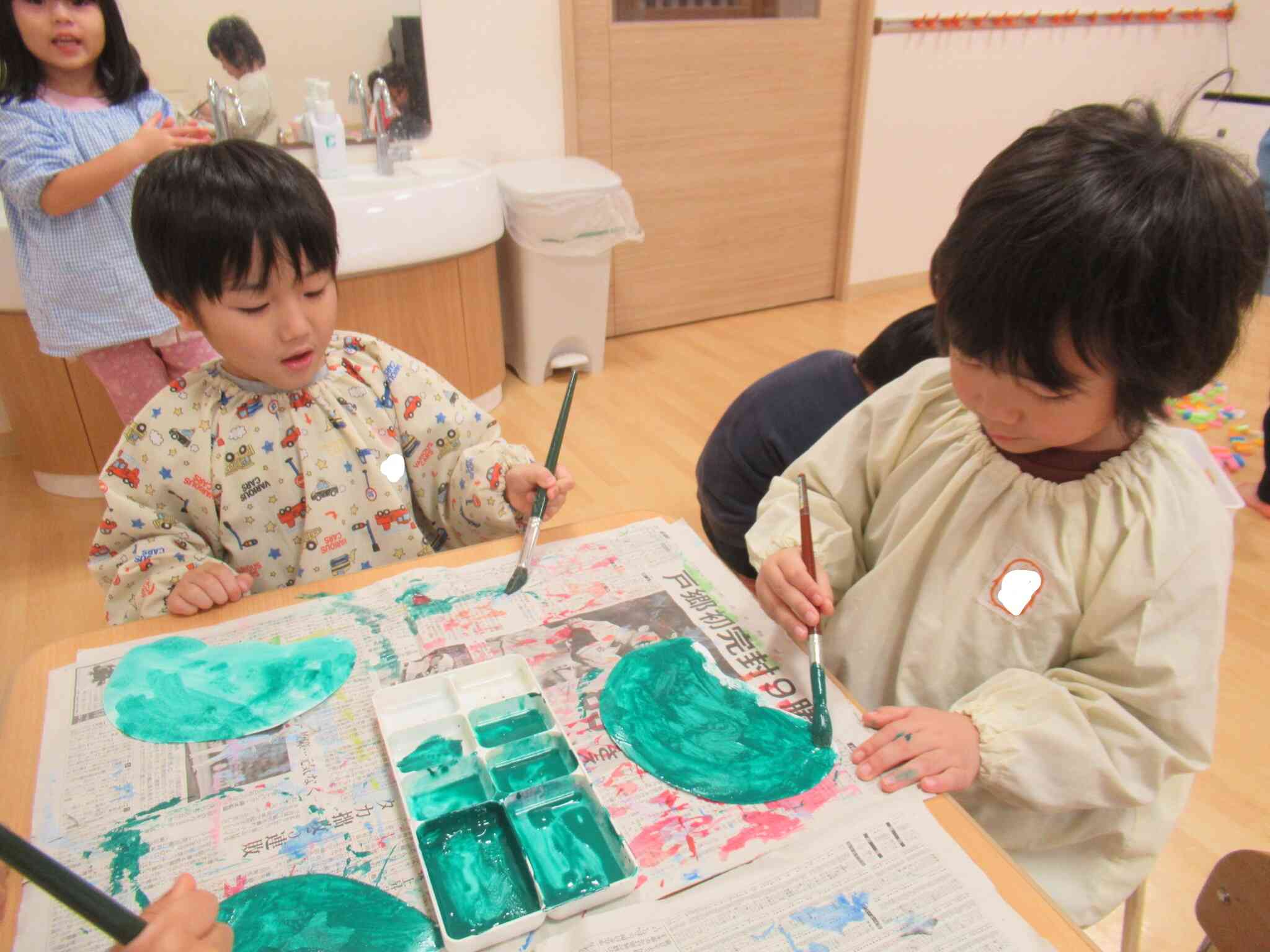 はみ出さないように、絵の具で丁寧に塗っています。