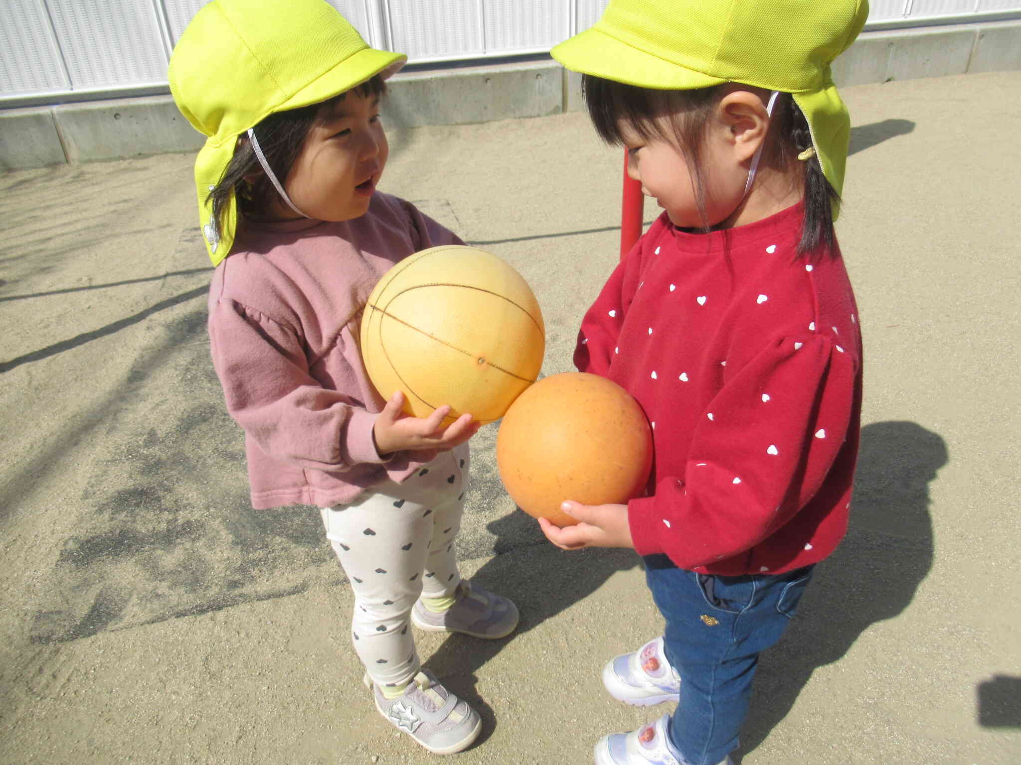 おんなじ色のボールだね～　一緒に持って楽しそう。