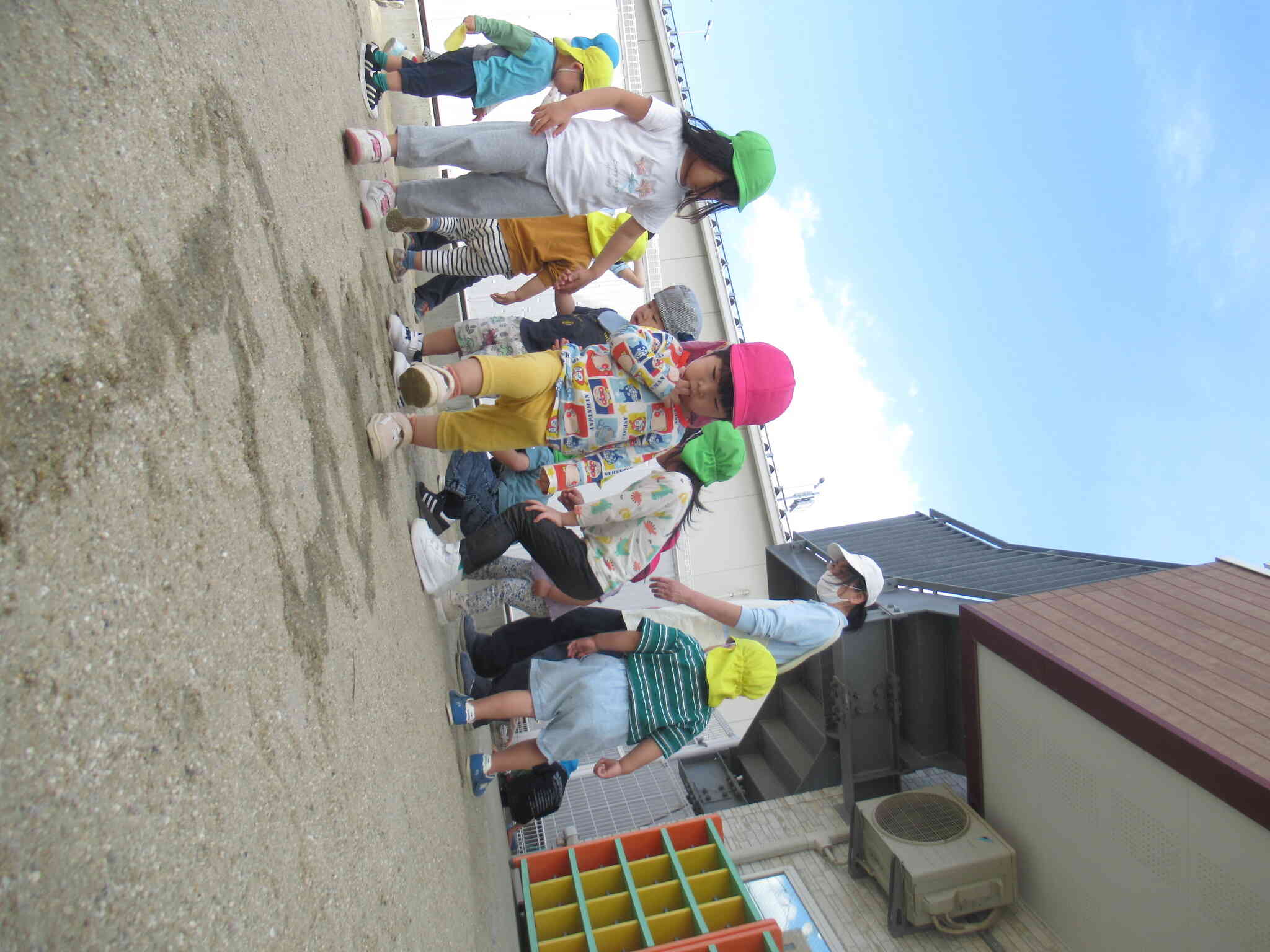 お友だちの真似をして「トコトコトコ」と丸い線の中を歩いてみよう。