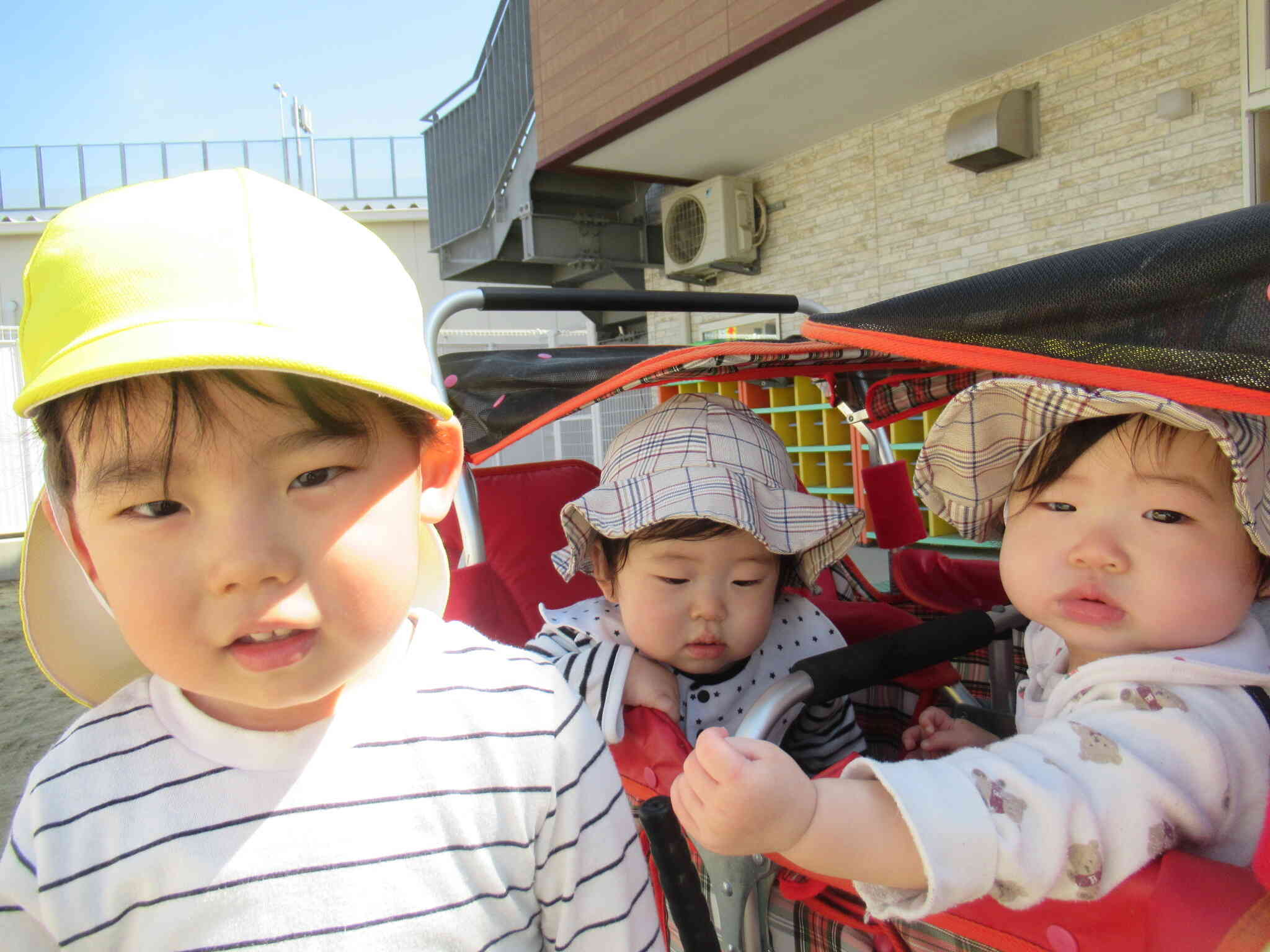ひよこ組の赤ちゃんと一緒に写真撮るよ～いい笑顔