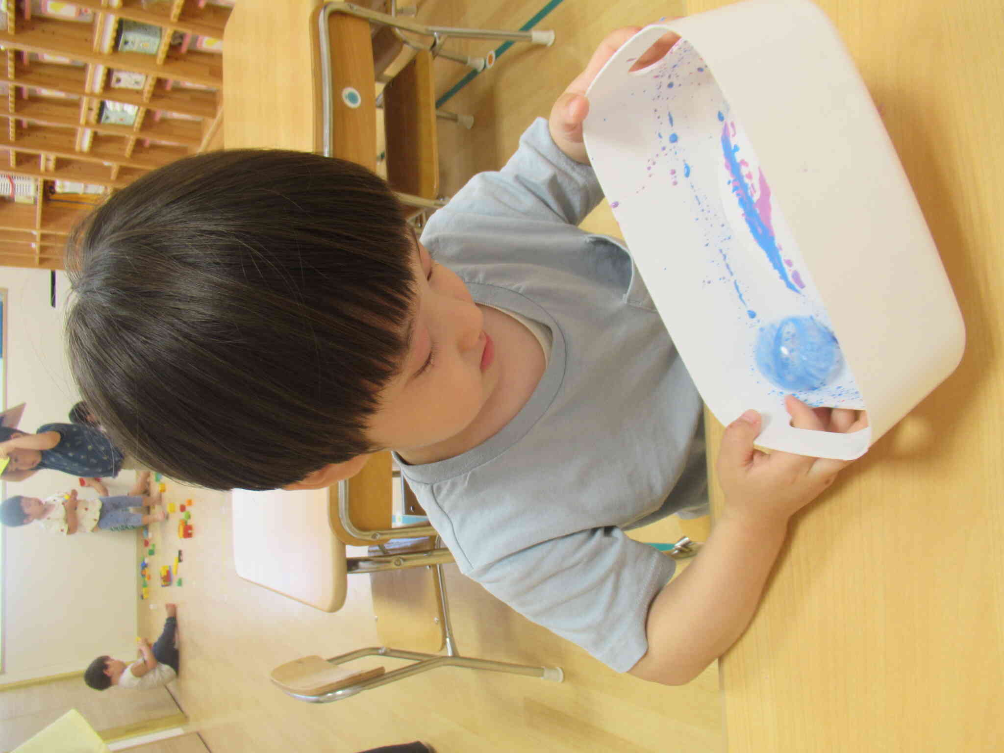 左と右に傾けて「コロコロ～コロコロ～」楽しくてずっと出来ちゃうね…
