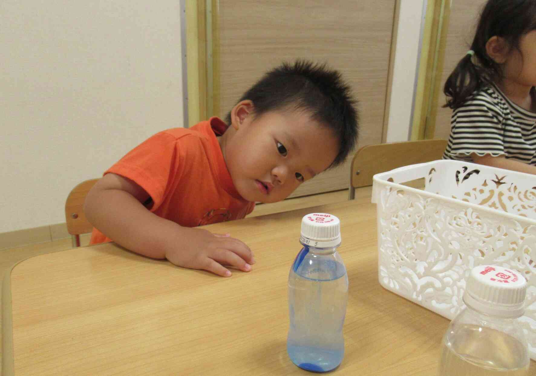 色水あそび「あれっ！？不思議～色が変わって来たよ！」