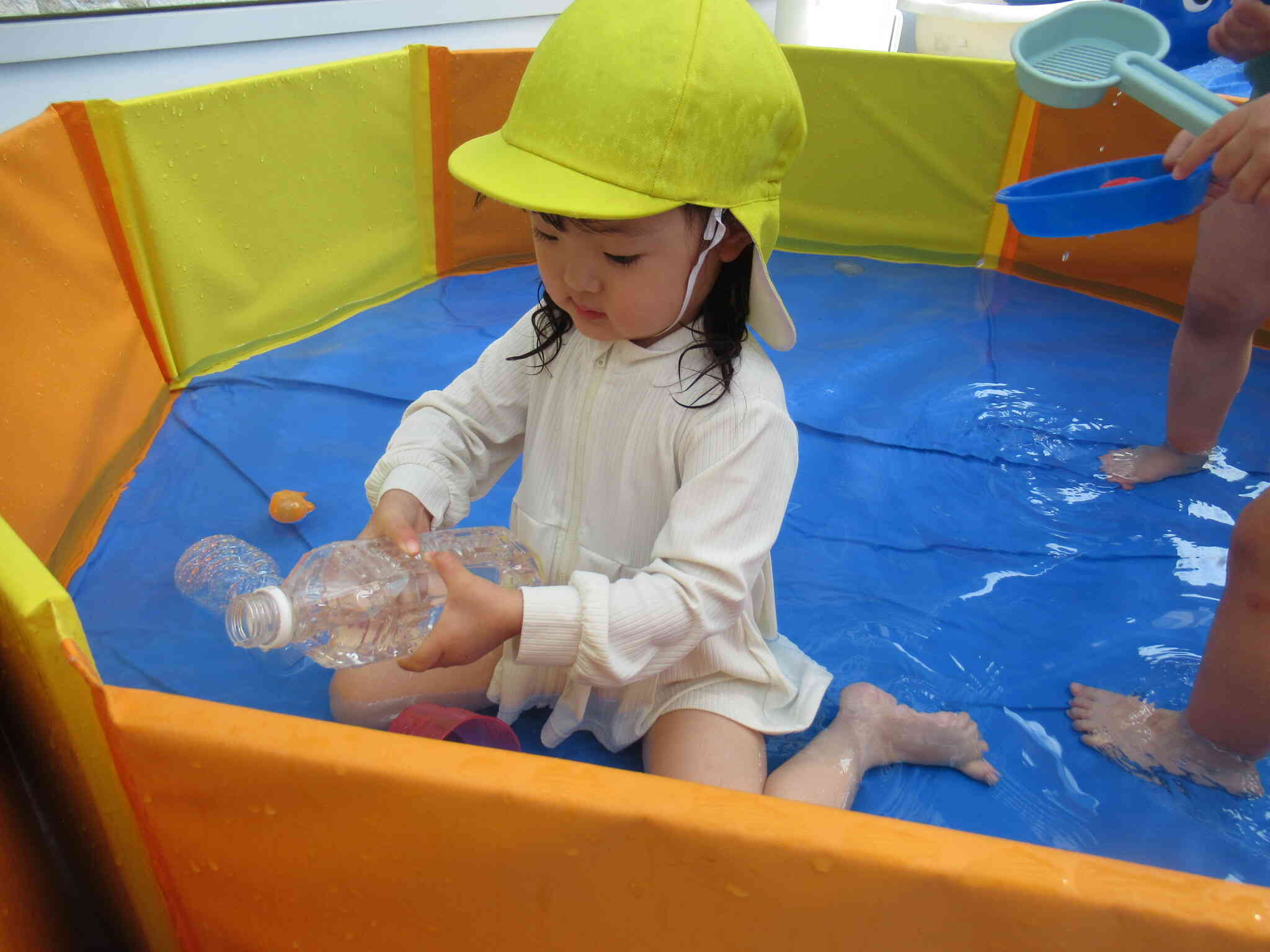 ペットボトルにたくさんお水がたまったね