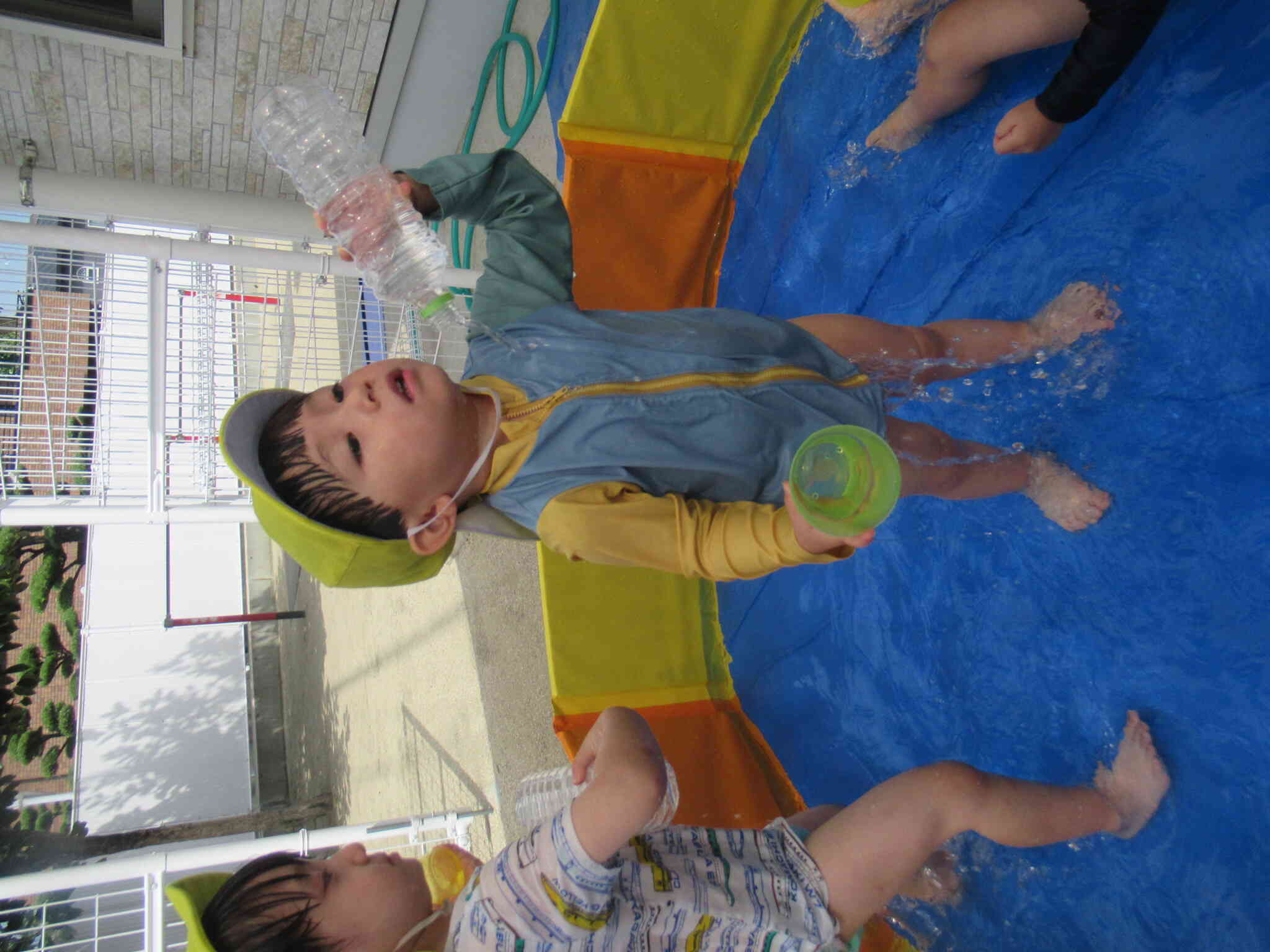 暑いから体にいっぱいお水かけちゃうよ！